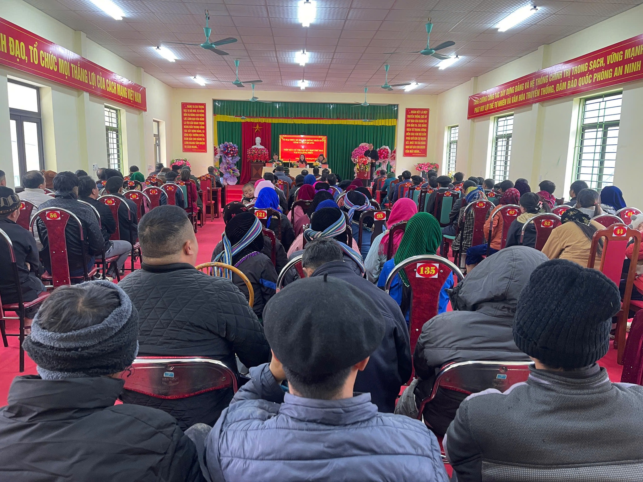 Tổ đại biểu số 08 Hội đồng nhân dân tỉnh Tuyên Quang tiếp xúc cử tri tại xã Lũng Phìn