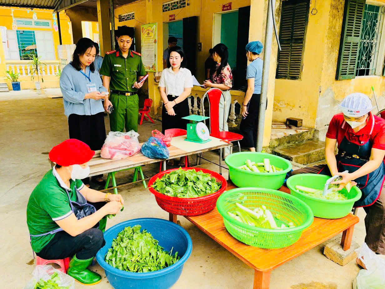 An Tường: Tăng cường kiểm soát an toàn thực phẩm tại bếp ăn trường học trên địa bàn  