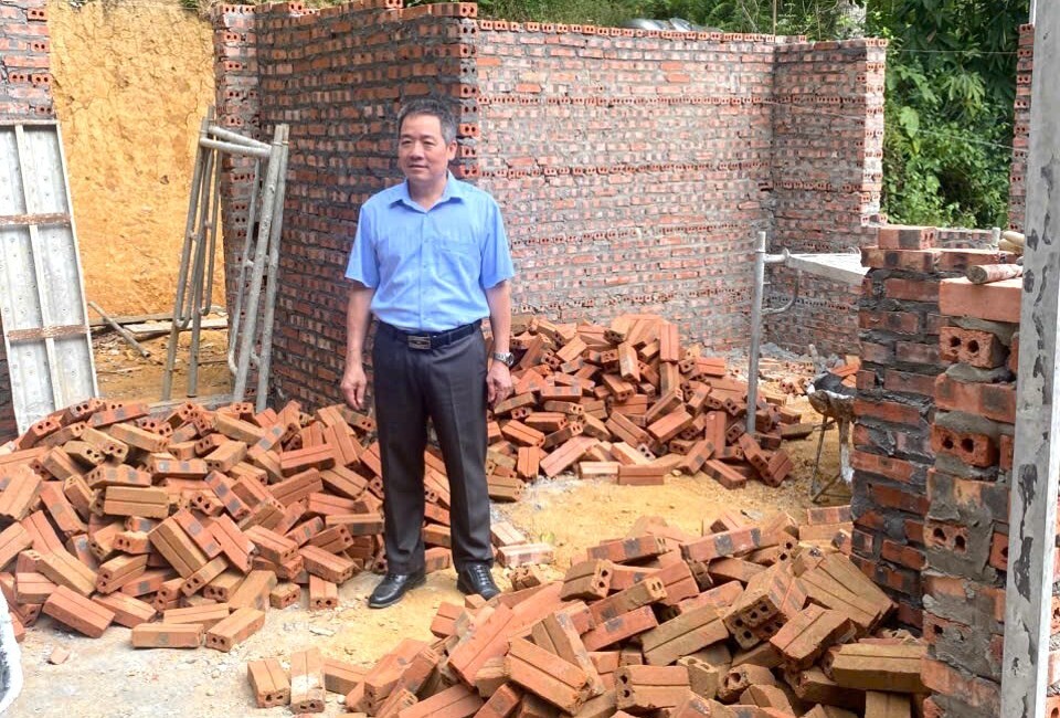 ĐỒNG CHÍ TRỊNH QUỐC SÁNG, CHỦ TỊCH UBND XÃ KIỂM TRA TIẾN ĐỘ THI CÔNG MỘT SỐ CÔNG TRÌNH TRÊN ĐỊA BÀN