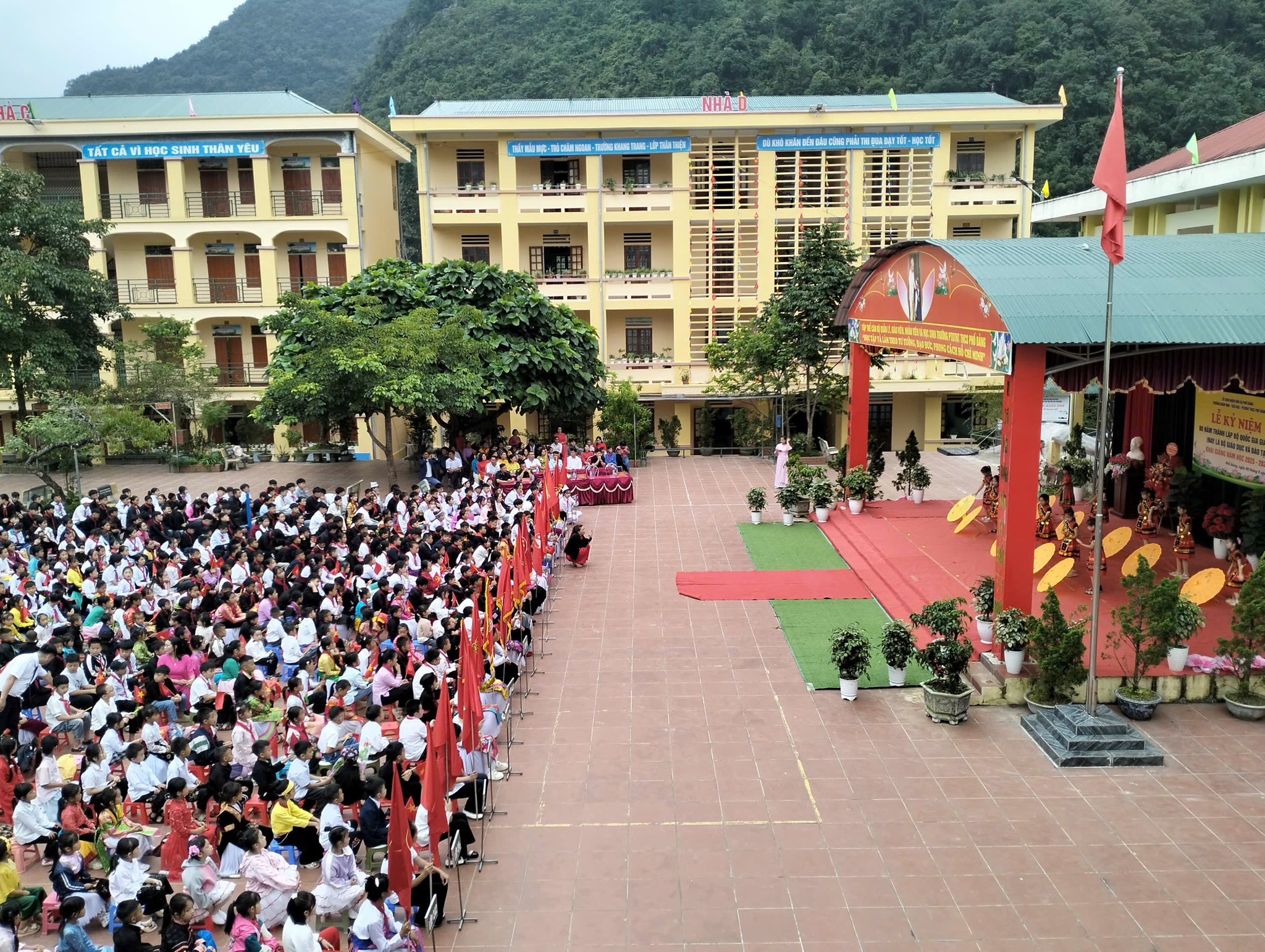 “DÂN VẬN KHÉO” TRONG XÂY DỰNG TRƯỜNG HỌC XANH – SẠCH – ĐẸP – AN TOÀN Ở XÃ PHỐ BẢNG