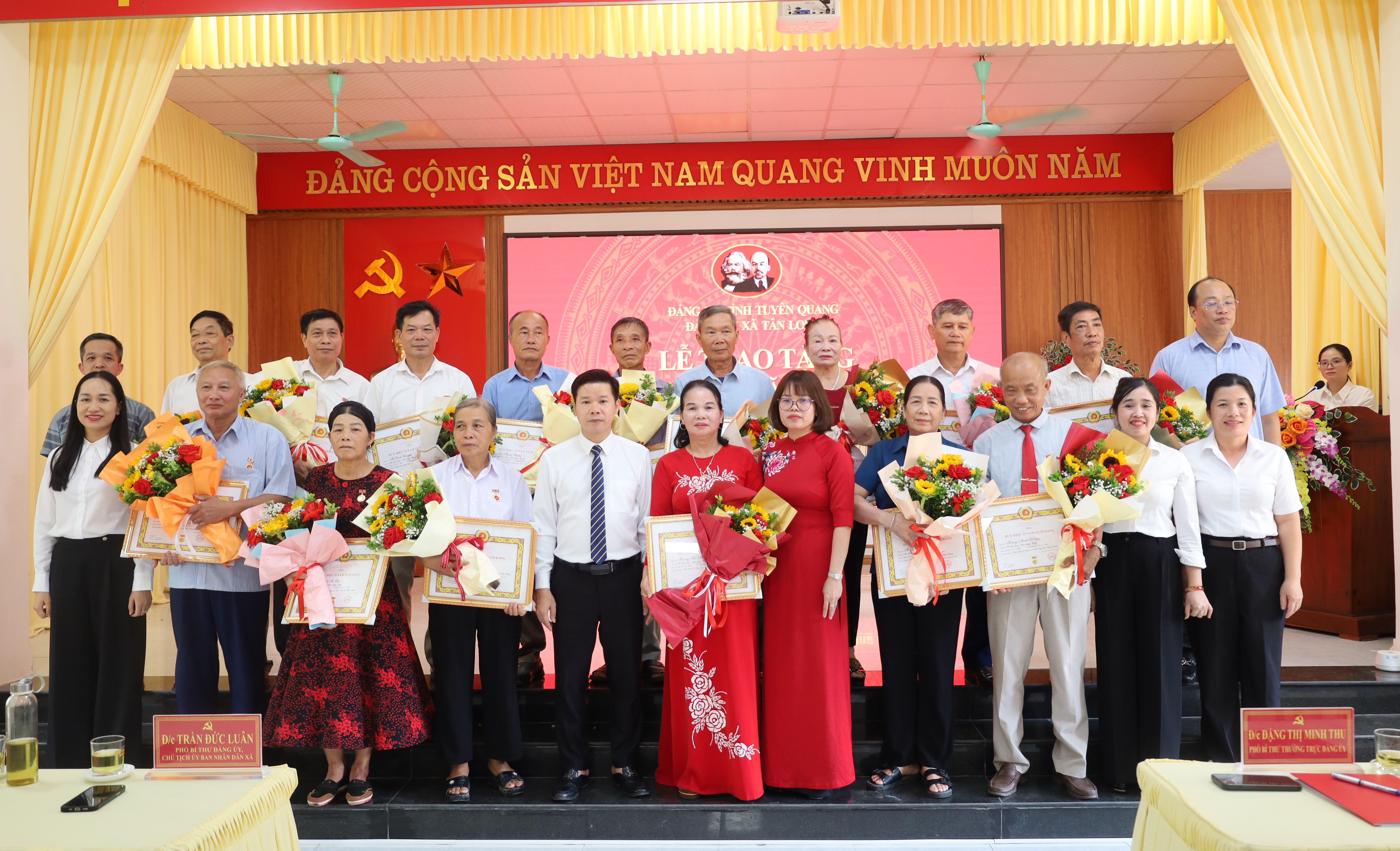 XÃ TÂN LONG TỔ CHỨC LỄ TRAO TẶNG HUY HIỆU ĐẢNG ĐỢT 02/9/2026