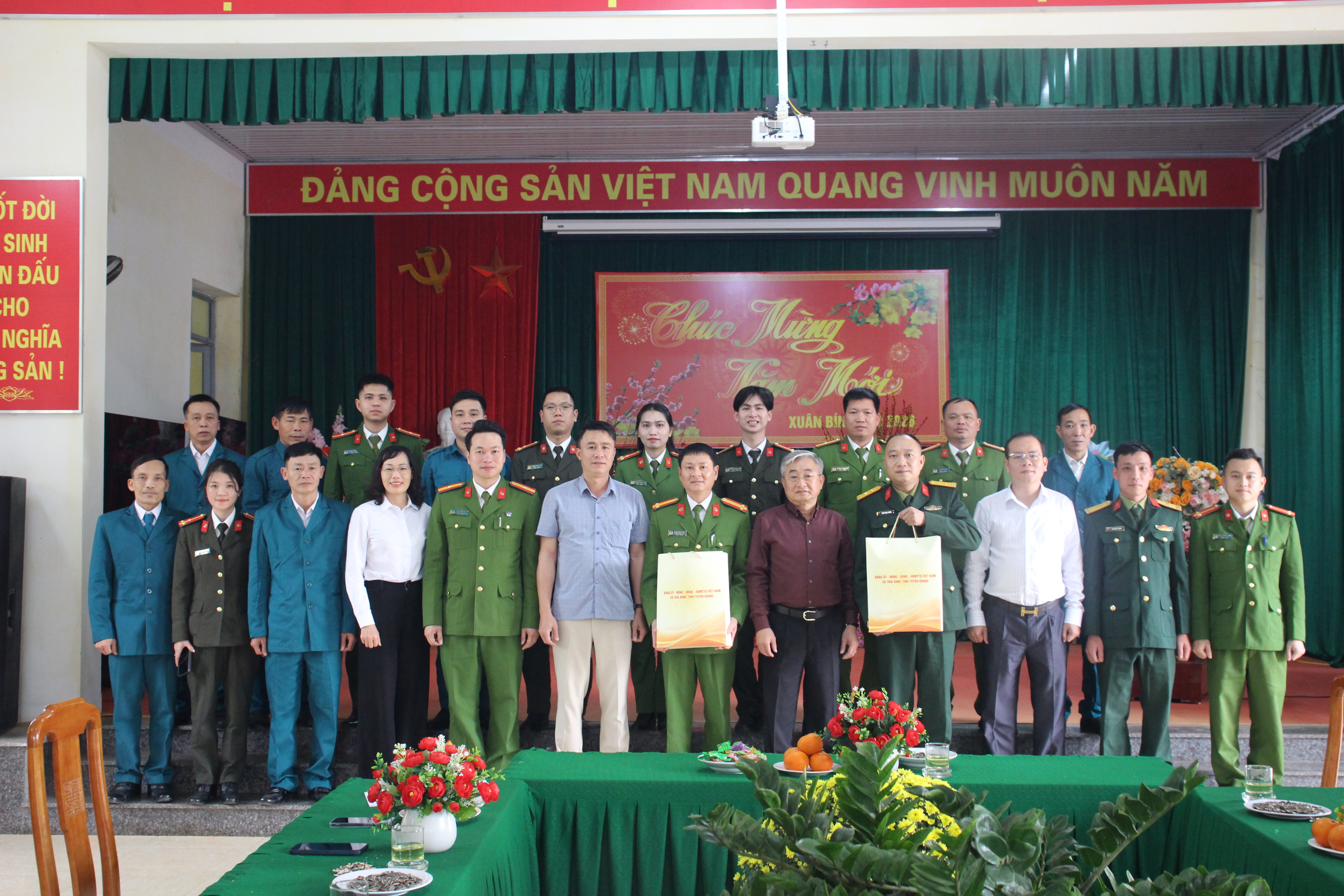 Thường trực Đảng uỷ xã kiểm tra, thăm hỏi và động viên các đơn vị, lực lượng làm nhiệm vụ trực Tết