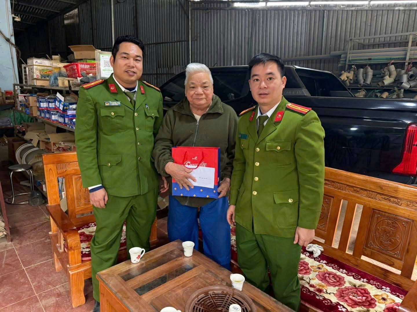 CÔNG AN XÃ HÙNG LỢI THĂM HỎI, CHÚC TẾT, TẶNG QUÀ CÁC GIA ĐÌNH CHÍNH SÁCH, NGƯỜI CÓ CÔNG VỚI CÁCH MẠNG TRÊN ĐỊA BÀN