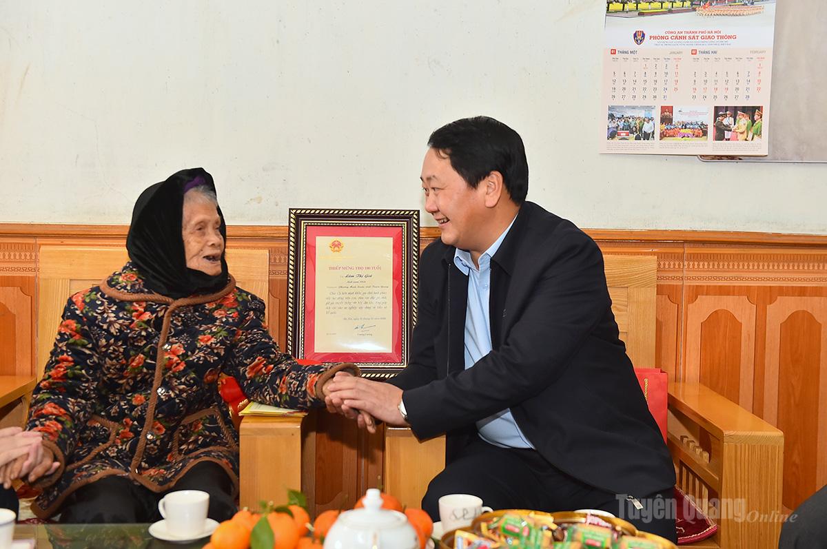 Đồng chí Bí thư Tỉnh ủy Hầu A Lềnh thăm, chúc Tết và tặng quà các Mẹ Việt Nam Anh hùng