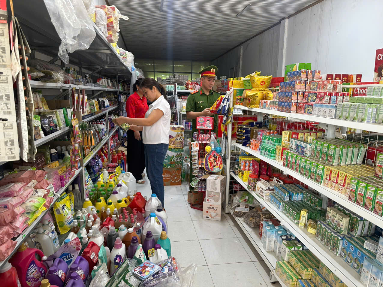 CÔNG AN XÃ THÁI BÌNH PHỐI HỢP VỚI CÁC BAN NGÀNH TĂNG CƯỜNG KIỂM TRA VỆ SINH AN TOÀN THỰC PHẨM