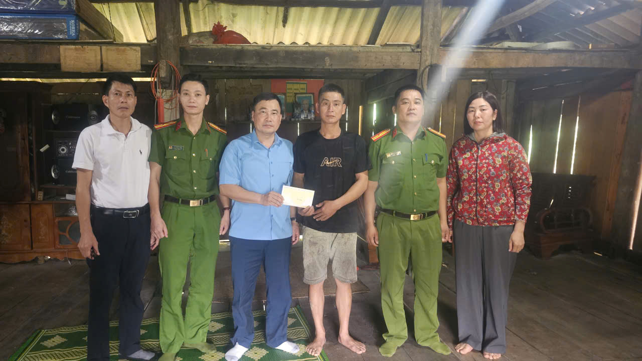 Lãnh đạo xã Niêm Sơn thăm, tặng quà các gia đình liệt sĩ, thương binh, bệnh binh, người có công với cách mạng và thân nhân người có công  nhân kỷ niệm 79 năm Ngày Thương binh - Liệt sĩ