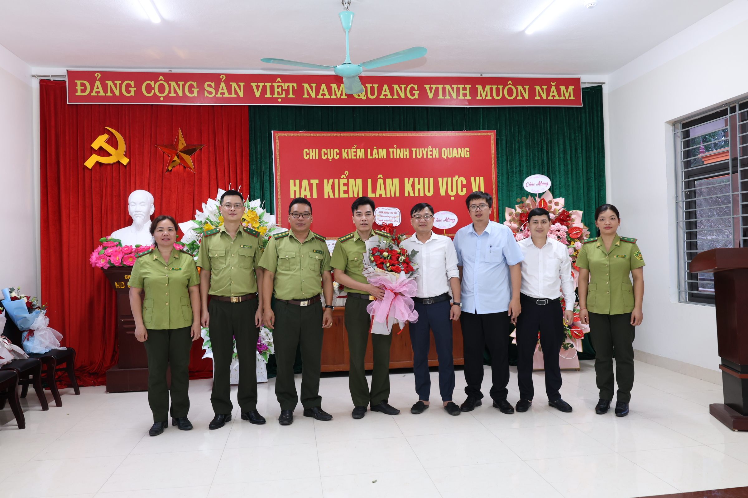Đồng chí Phó Chủ tịch UBND xã Chẩu Văn Đệ thăm, chúc mừng Hạt Kiểm lâm khu vực VI nhân Ngày truyền thống lực lượng Kiểm lâm Việt Nam