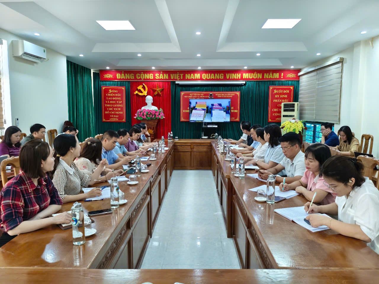 Hội nghị toàn quốc nghiên cứu, học tập, quán triệt và triển khai thực hiện một số Nghị quyết, Chỉ thị của Bộ Chính trị