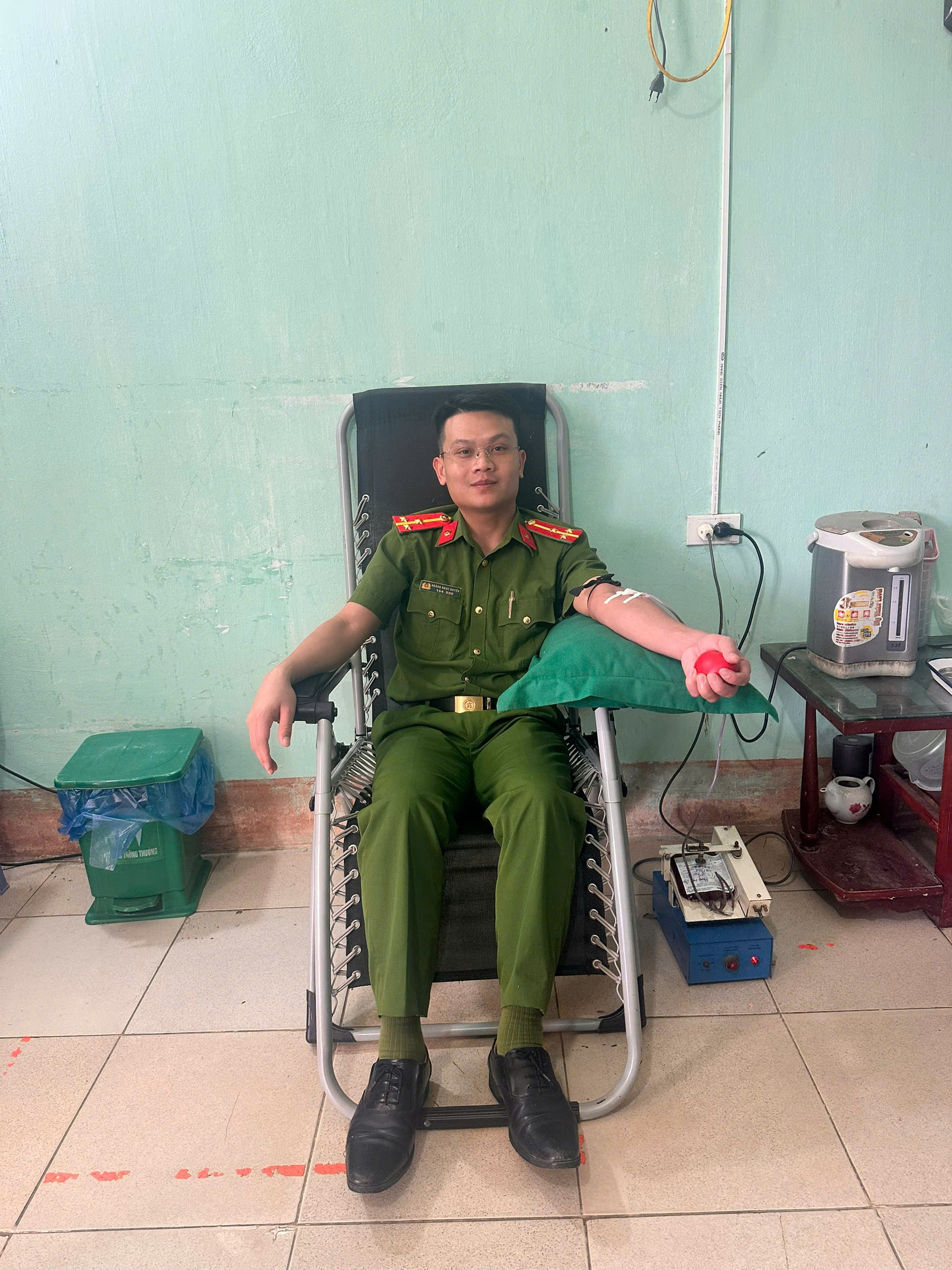 CÁN BỘ CÔNG AN XÃ NẤM DẨN KỊP THỜI HIẾN MÁU CỨU NGƯỜI