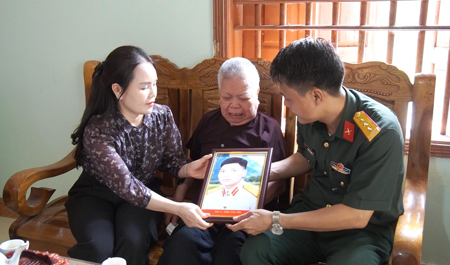 Đồng chí Bí thư Đảng ủy xã Nguyễn Thị Thanh Huyền thăm, tặng quà gia đình người có công nhân dịp kỷ niệm 79 năm Ngày Thương binh - Liệt sĩ