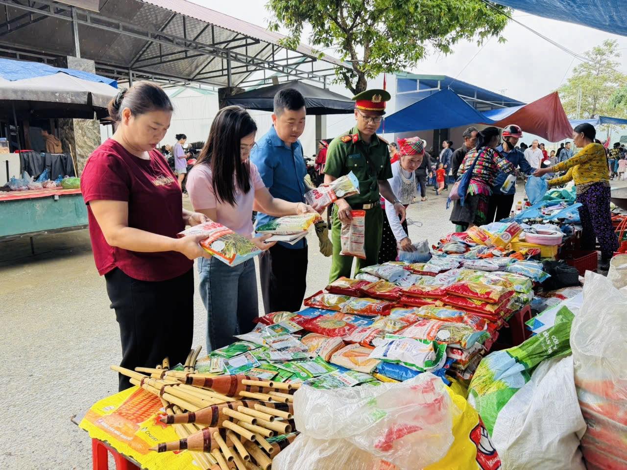 Tăng cường kiểm tra hoạt động kinh doanh vật tư nông nghiệp tại chợ trung tâm xã