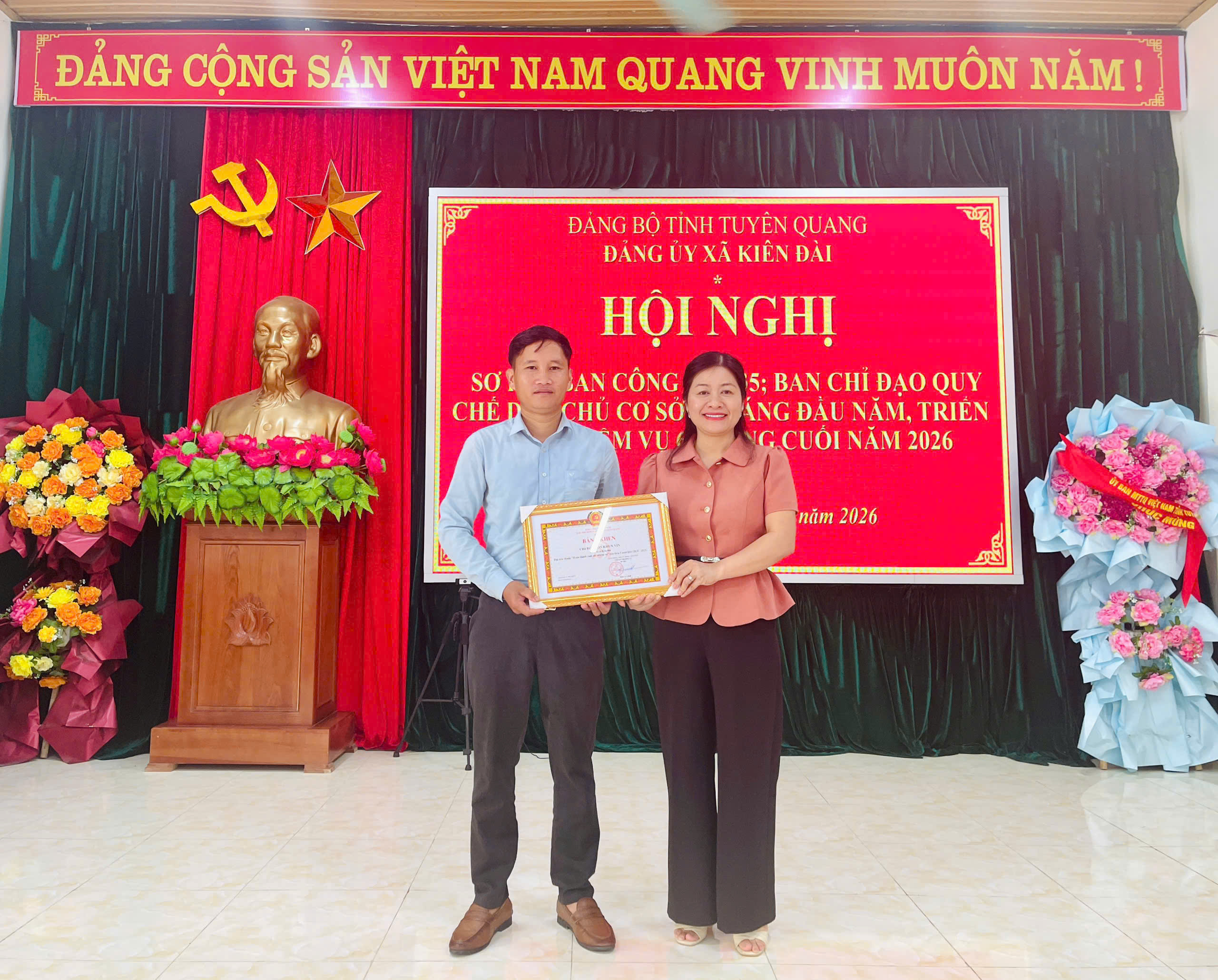 Chi bộ thôn Khun Vìn vinh dự nhận bằng khen của Ban Thường vụ Tỉnh ủy.