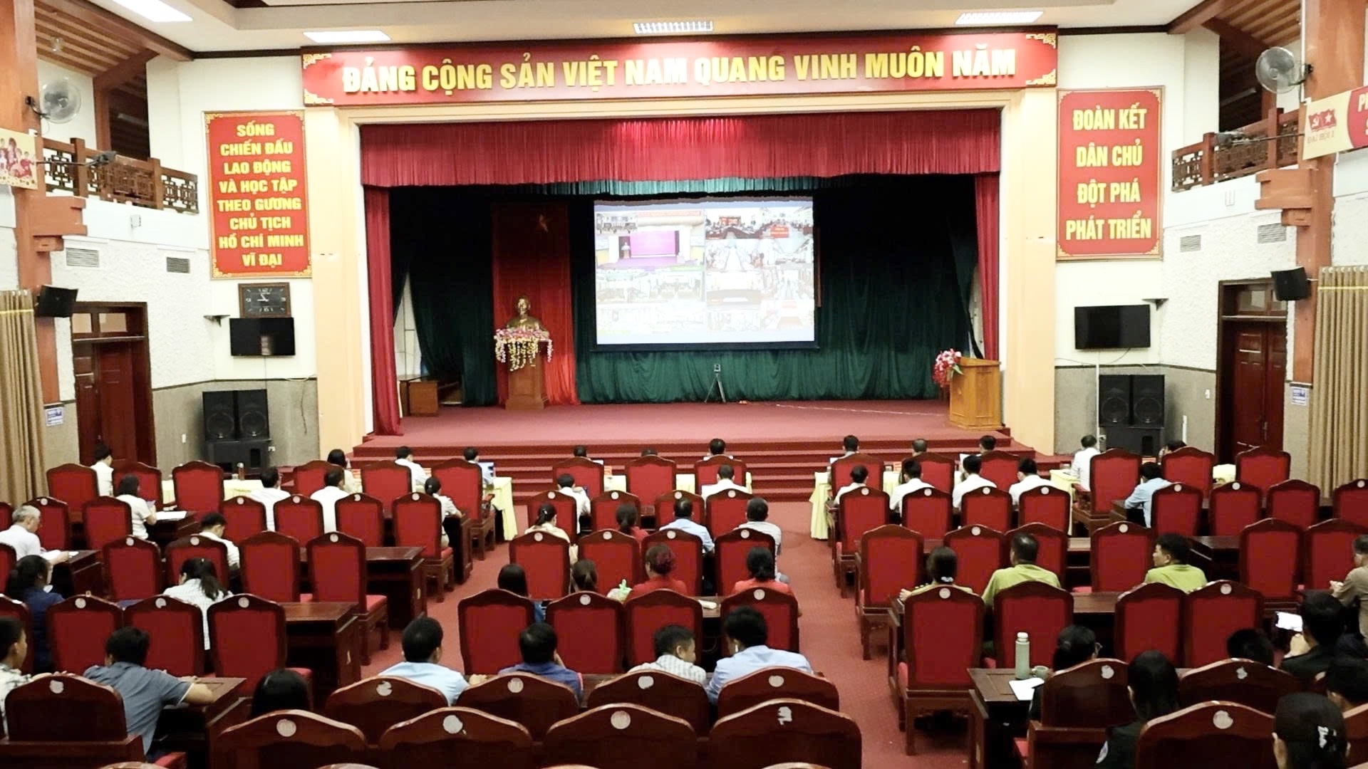 Lâm Bình tham dự hội nghị trực tuyến học tập, quán triệt, triển khai thực hiện các văn bản của Ban chấp hành Trung ương, Bộ chính trị, Ban Bí thư và của Tỉnh uỷ