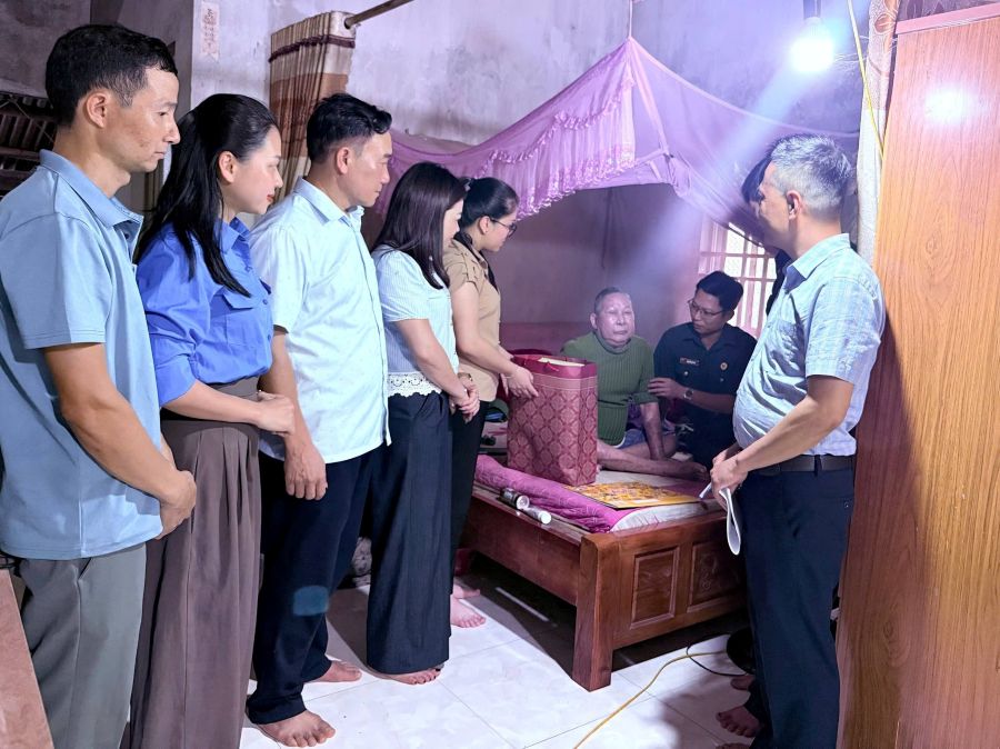 Chi bộ cơ quan Đảng ủy xã thăm, tặng quà CCB nhân kỉ niệm 51 năm ngày giải phóng Miền Nam