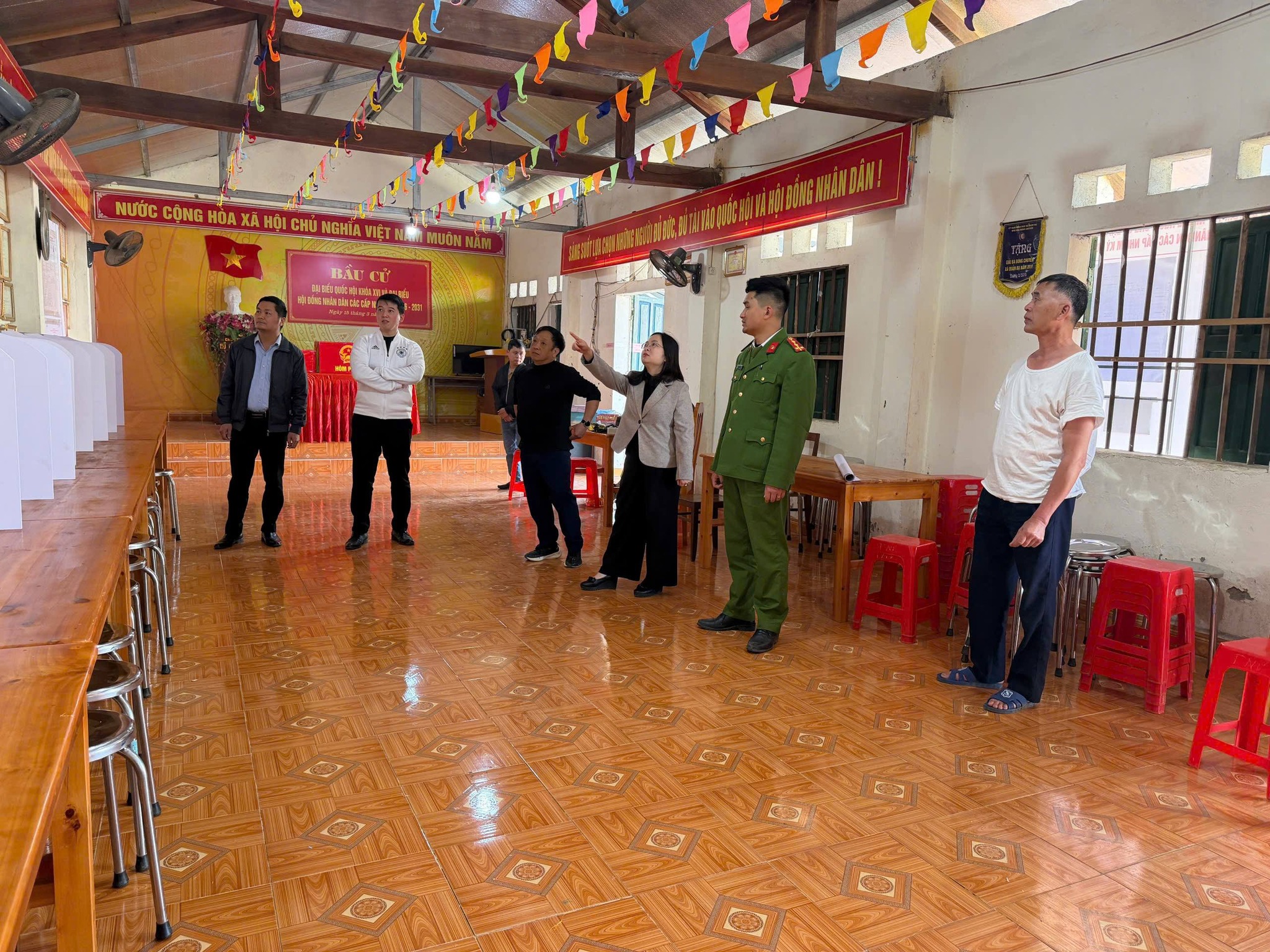  Tổ công tác số 1 theo Quyết định số 92-QĐ/ĐU của Ban Thường vụ Đảng ủy xã đã tiến hành kiểm tra công tác chuẩn bị cho cuộc bầu cử tại các thôn Trúc Sơn, Nặm Đăm và Nà Vìn.