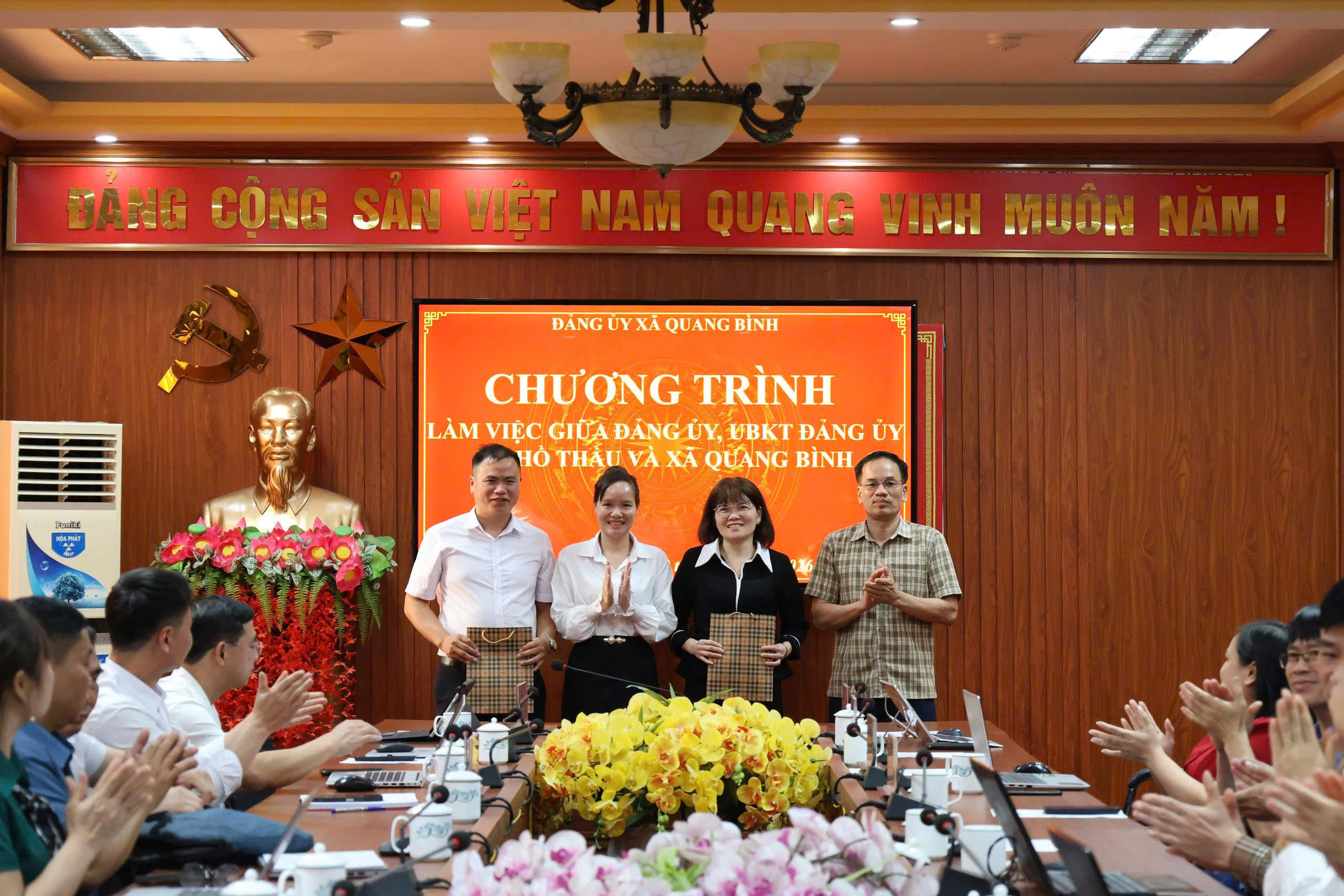 (Quang Bình - Tuyên Quang) Đảng ủy xã Hồ Thầu thăm và làm việc với Đảng uỷ xã Quang Bình nhằm trao đổi, chia sẻ kinh nghiệm trong công tác xây dựng Đảng, phát triển kinh tế - xã hội và nâng cao hiệu quả hoạt động của hệ thống chính trị ở cơ sở