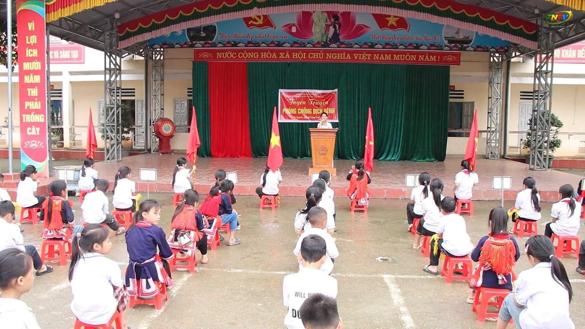 Trường Phổ thông Dân tộc Bán trú Tiểu học Tiên Nguyên tổ chức tuyên truyền ngày lễ lớn và phòng chống dịch bệnh