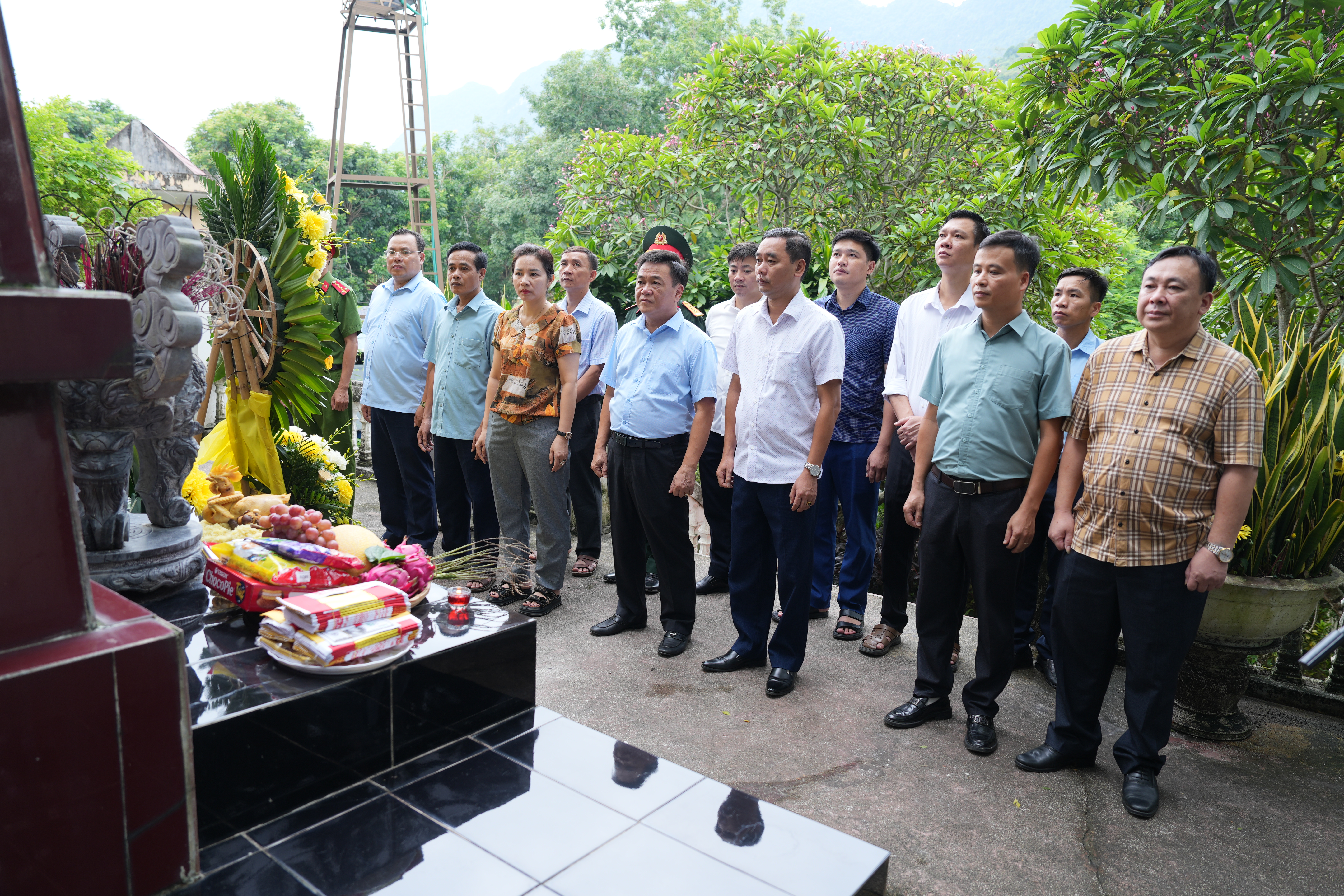 Đoàn đại biểu xã Ngọc Đường dâng hoa, dâng hương viếng Đài tưởng niệm các Anh hùng liệt sĩ