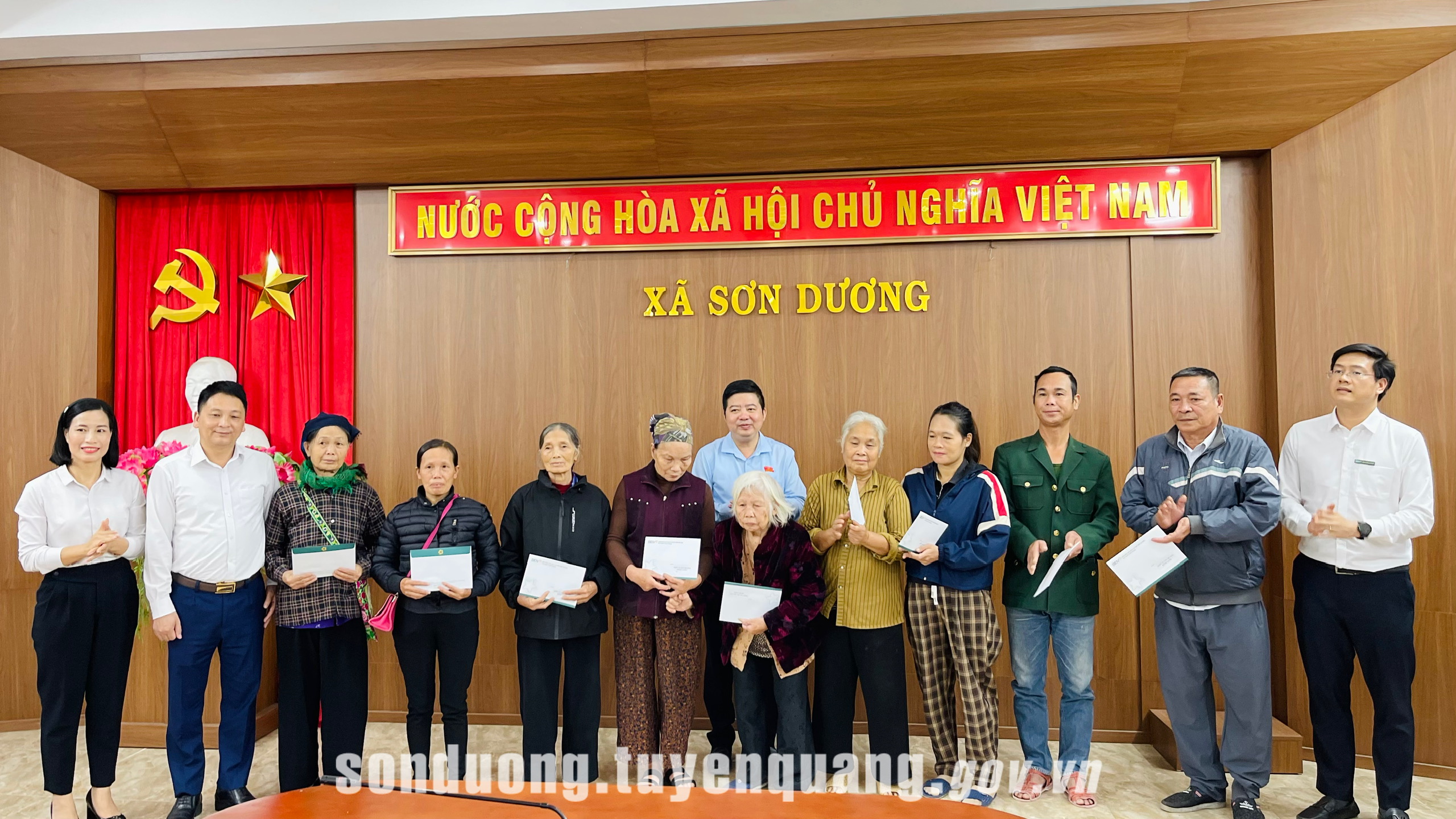 Trao quà hỗ trợ các hộ gia đình bị ảnh hưởng do hoàn lưu cơn bão số 10 và số 11