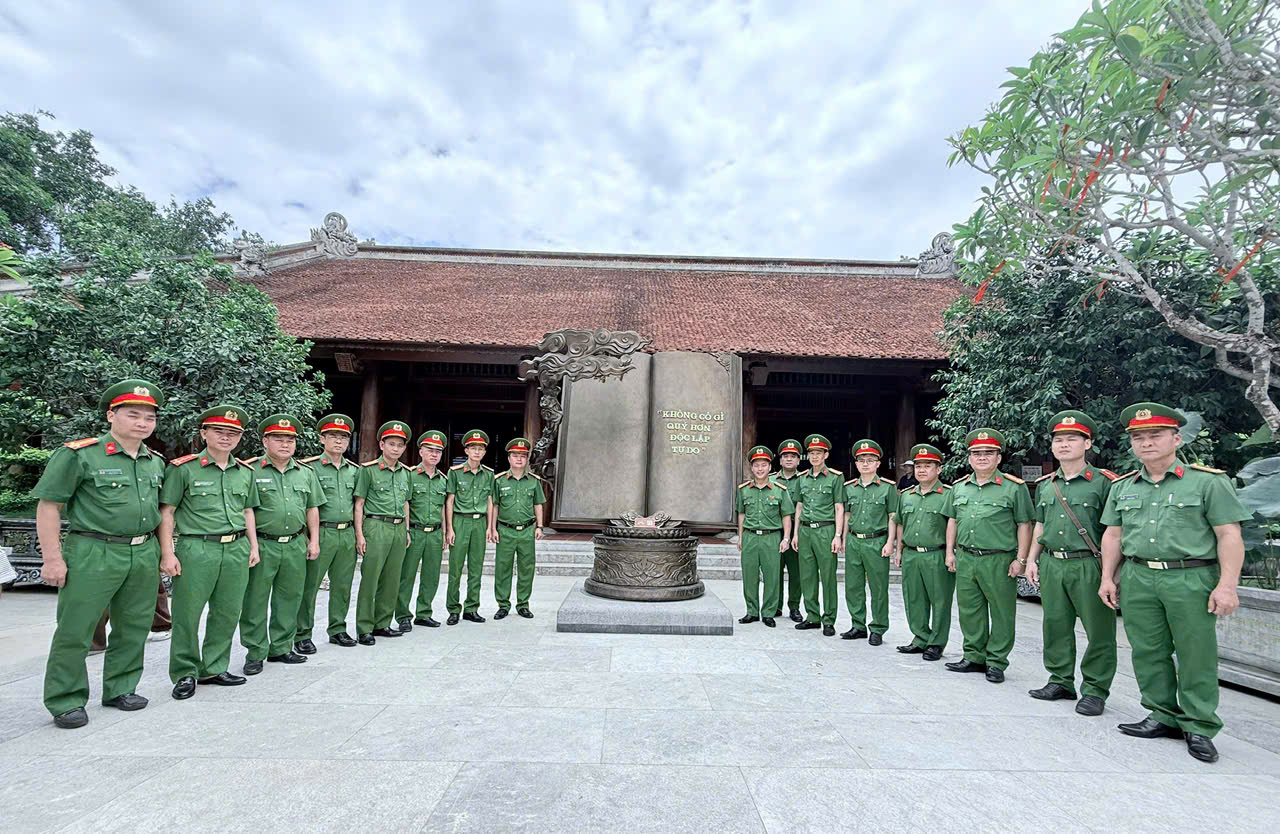 TRẠI TẠM GIAM SỐ 1 CÔNG AN TỈNH TUYÊN QUANG HÀNH TRÌNH VỀ NGUỒN “THEO BƯỚC CHÂN NHỮNG NGƯỜI ANH HÙNG”