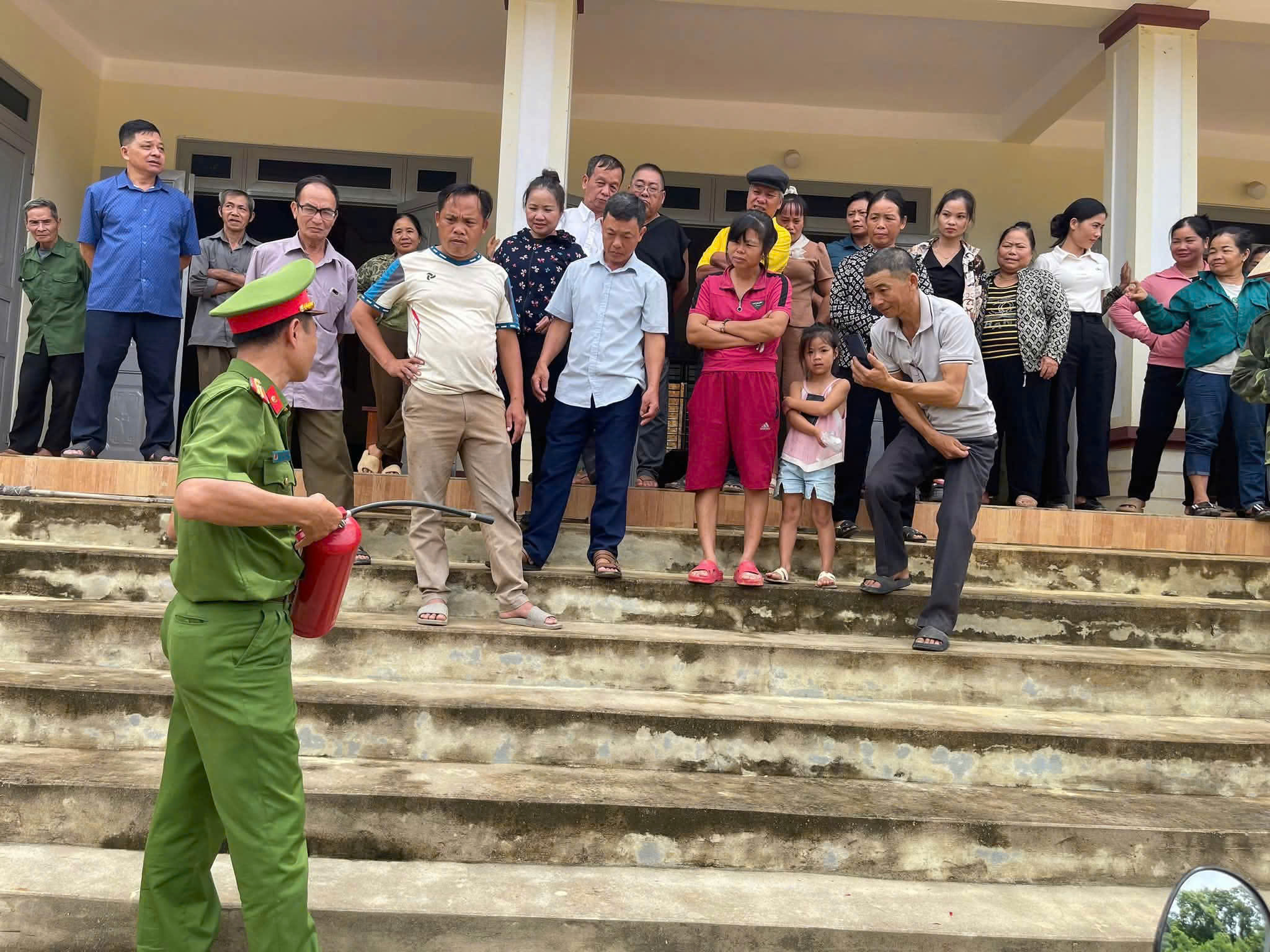 TUYÊN TRUYỀN PHÁP LUẬT VÀ TRẢI NGHIỆM THỰC HÀNH PHÒNG CHÁY, CHỮA CHÁY TẠI THÔN TÂN THƯỢNG