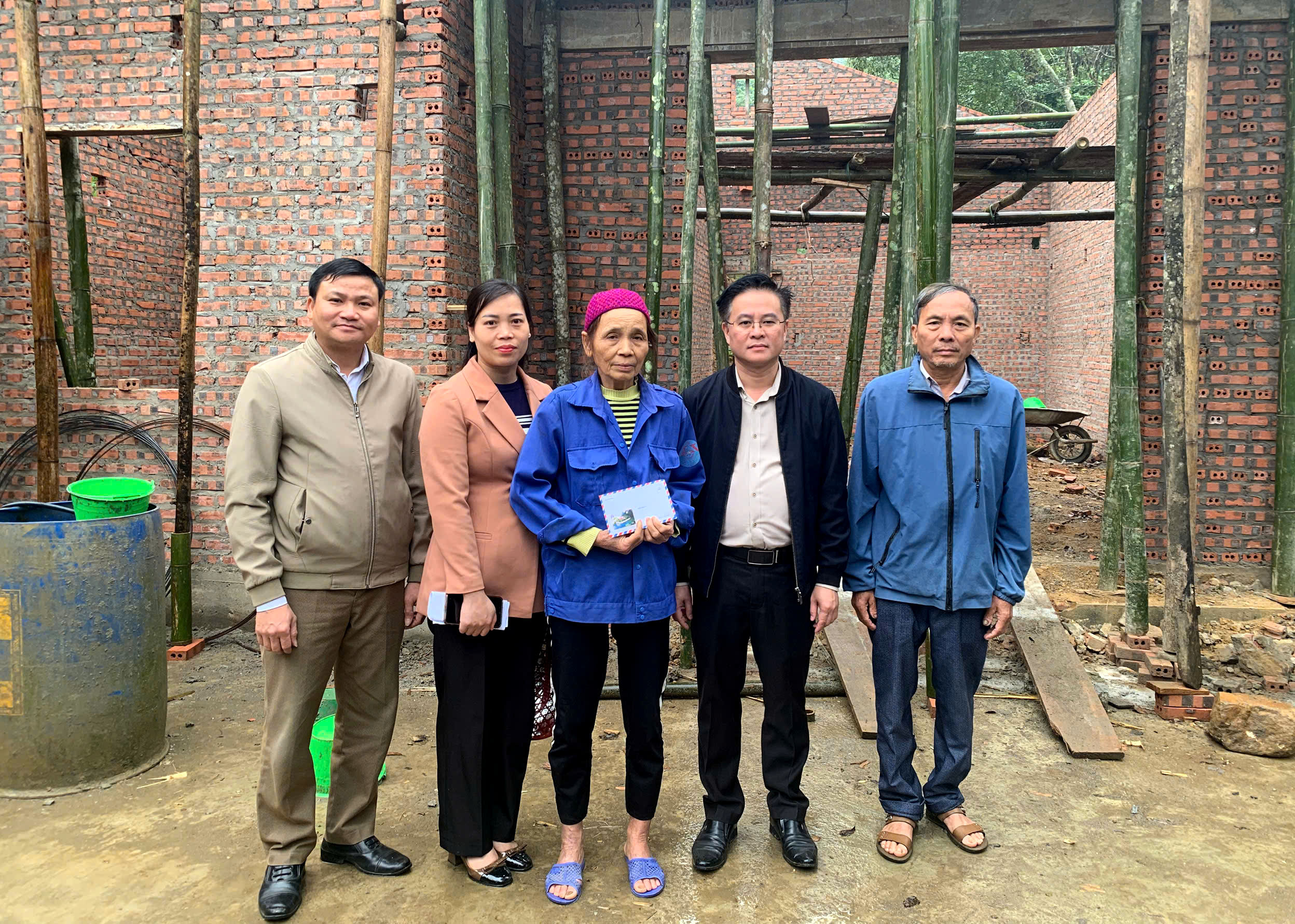 Xã Yên Nguyên trao kinh phí hỗ trợ 02 hộ nghèo xây dựng nhà ở