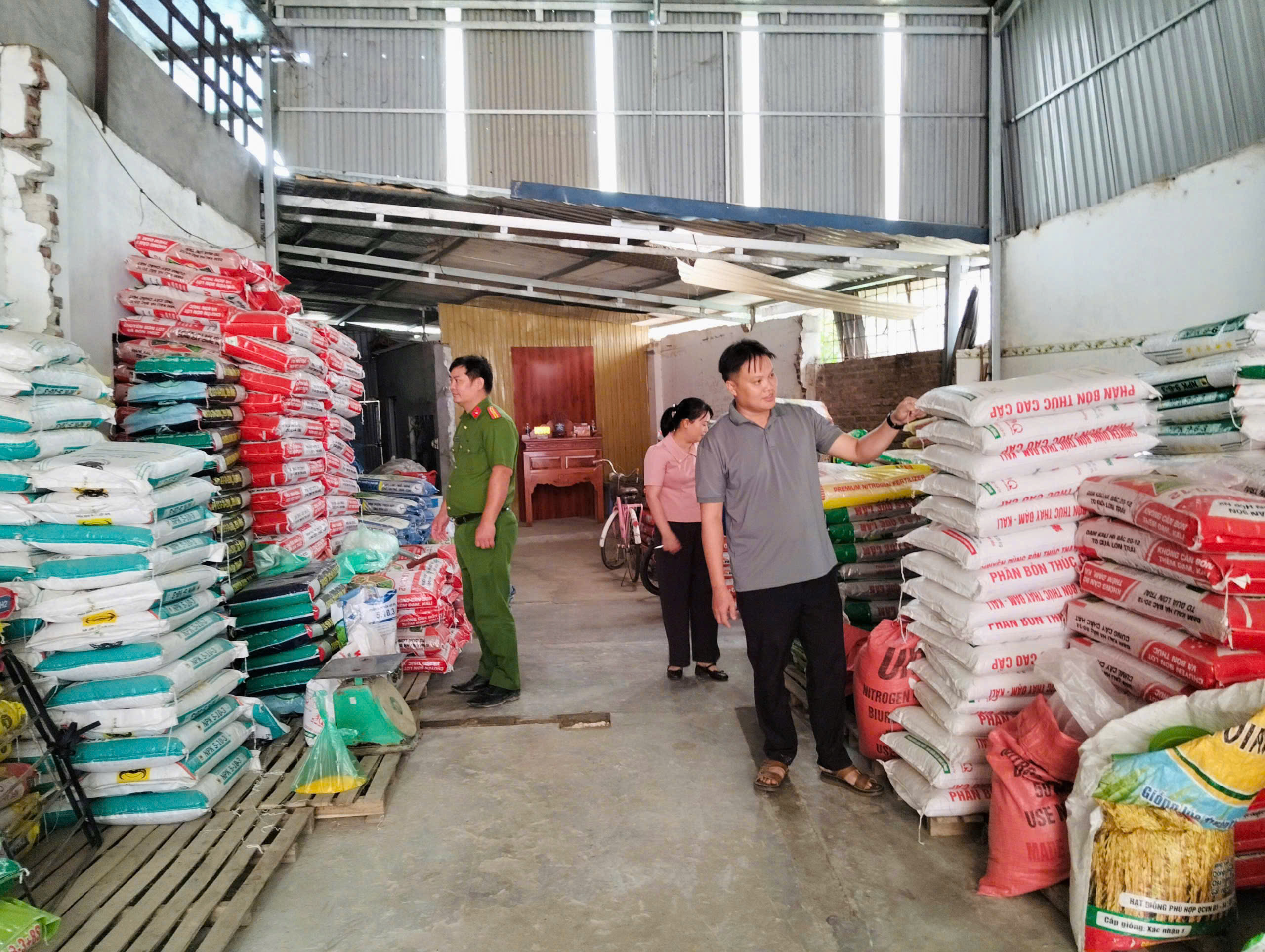 CÔNG AN XÃ TÂN TRÀO PHỐI HỢP VỚI PHÒNG KINH TẾ, UBND XÃ TÂN TRÀO KIỂM TRA CƠ SỞ KINH DOANH GIỐNG CÂY TRỒNG, PHÂN BÓN, THUỐC BẢO VỆ THỰC VẬT VÌ LỢI ÍCH CỦA NHÀ NÔNG TRÊN ĐỊA BÀN XÃ TÂN TRÀO NĂM 2026