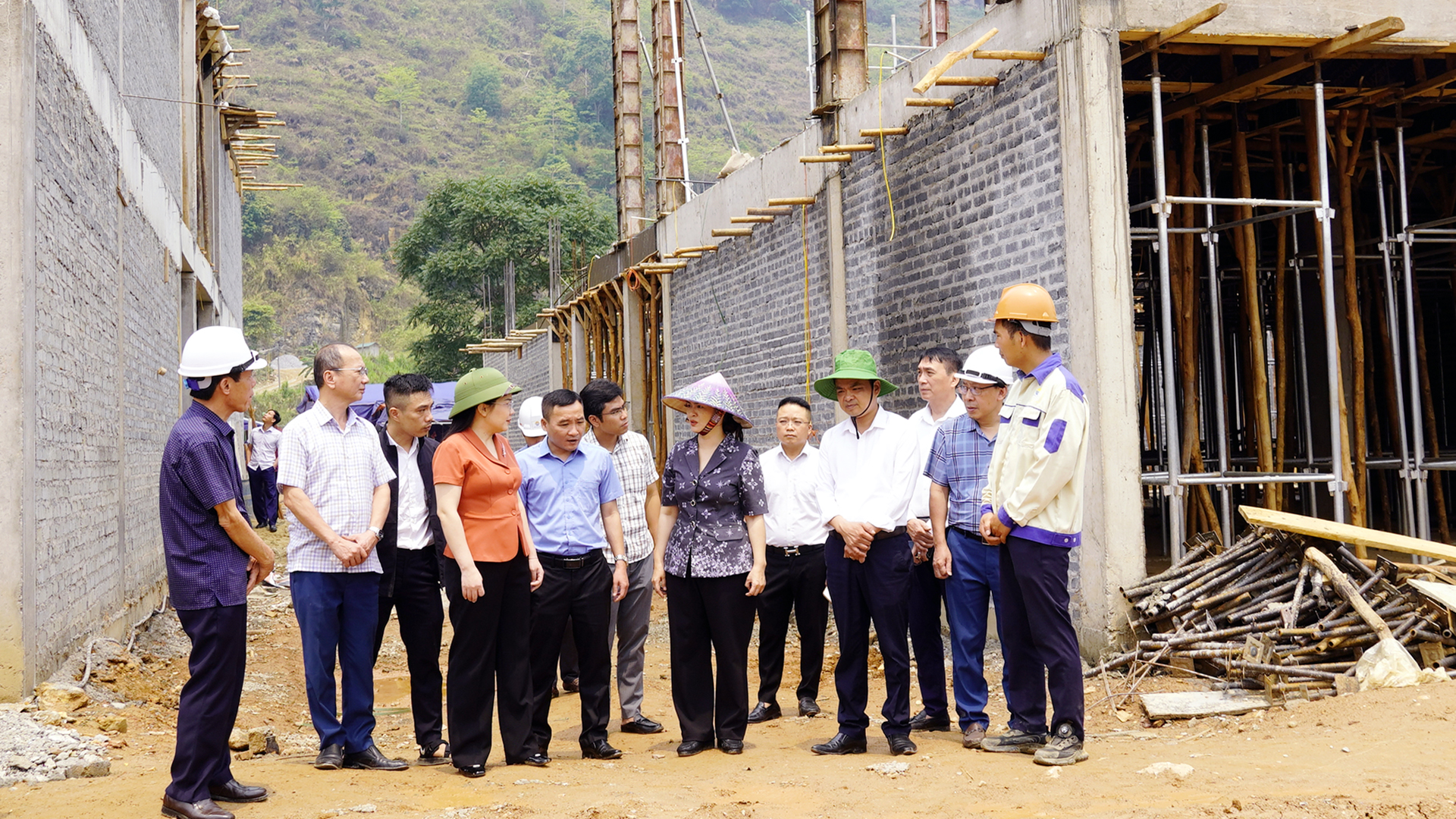 PCT UBND tỉnh vương ngọc h&agrave; kiểm tra tiến độ trường nội tr&uacute; (7).jpg