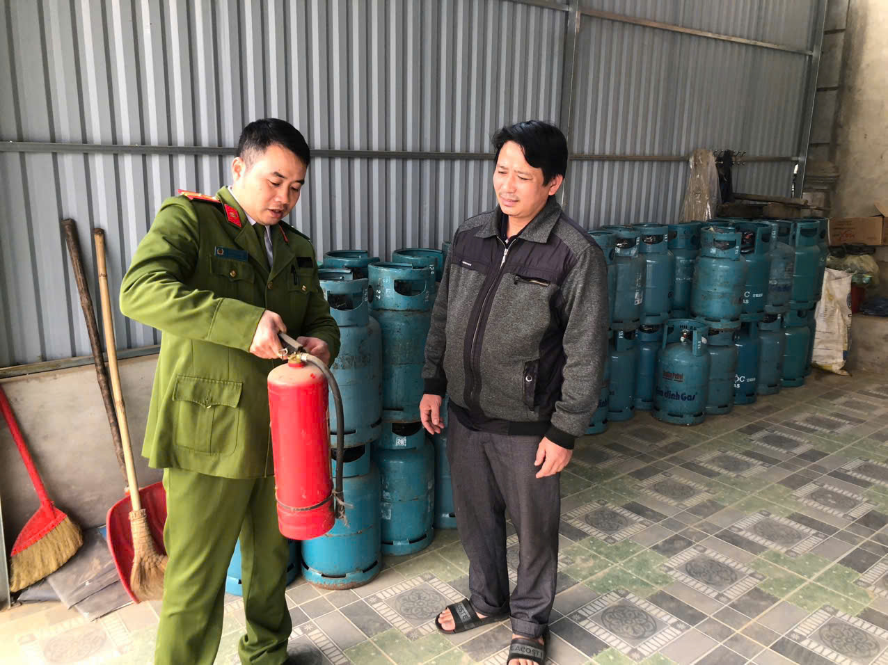 CHỦ ĐỘNG KIỂM TRA CÔNG TÁC CHẤP HÀNH PHÁP LUẬT VỀ PCCC VÀ CNCH ĐỐI VỚI CÁC CƠ SỞ KINH DOANH