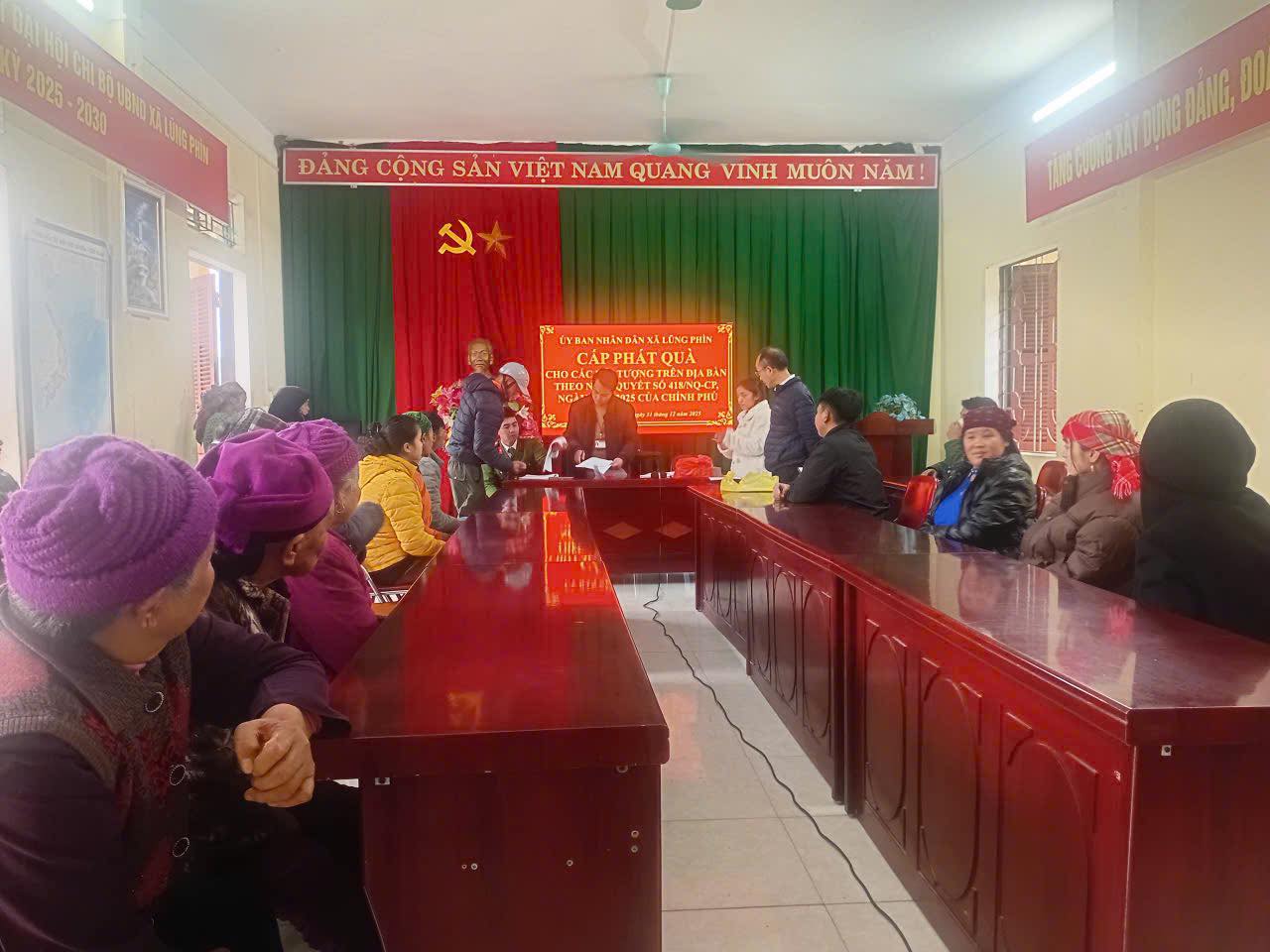 Xã Lũng Phìn trao quà Tết của Đảng, Nhà nước nhân dịp chào mừng Đại hội Đảng XIV và Tết Nguyên đán Bính Ngọ 2026