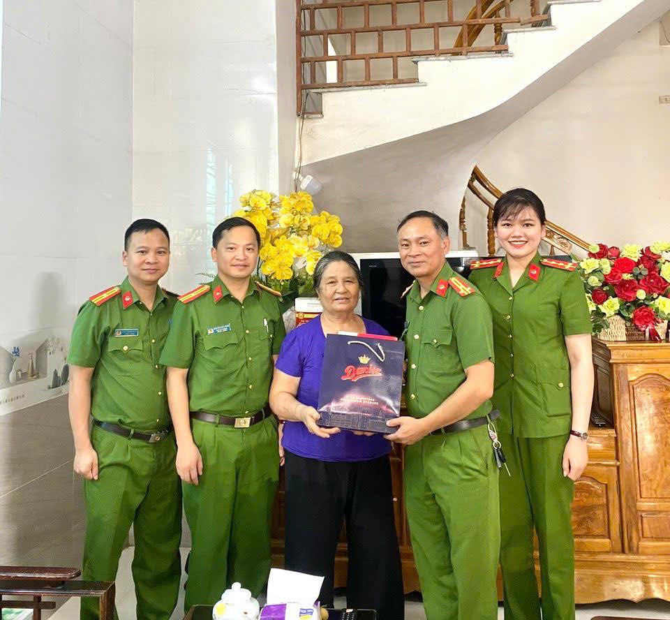 PHÒNG CẢNH SÁT QLHC VỀ TTXH TỔ CHỨC CÁC HOẠT ĐỘNG ĐỀN ƠN ĐÁP NGHĨA, NHÂN DỊP KỈ NIỆM 78 NĂM NGÀY THƯƠNG BINH, LIỆT SĨ 27/7