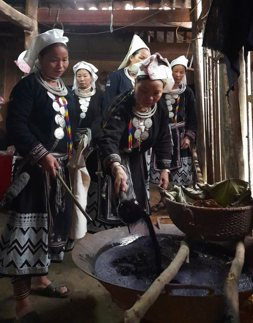 Lưu giữ nghệ thuật in hoa văn trên vải bằng sáp ong của người Dao Tiền