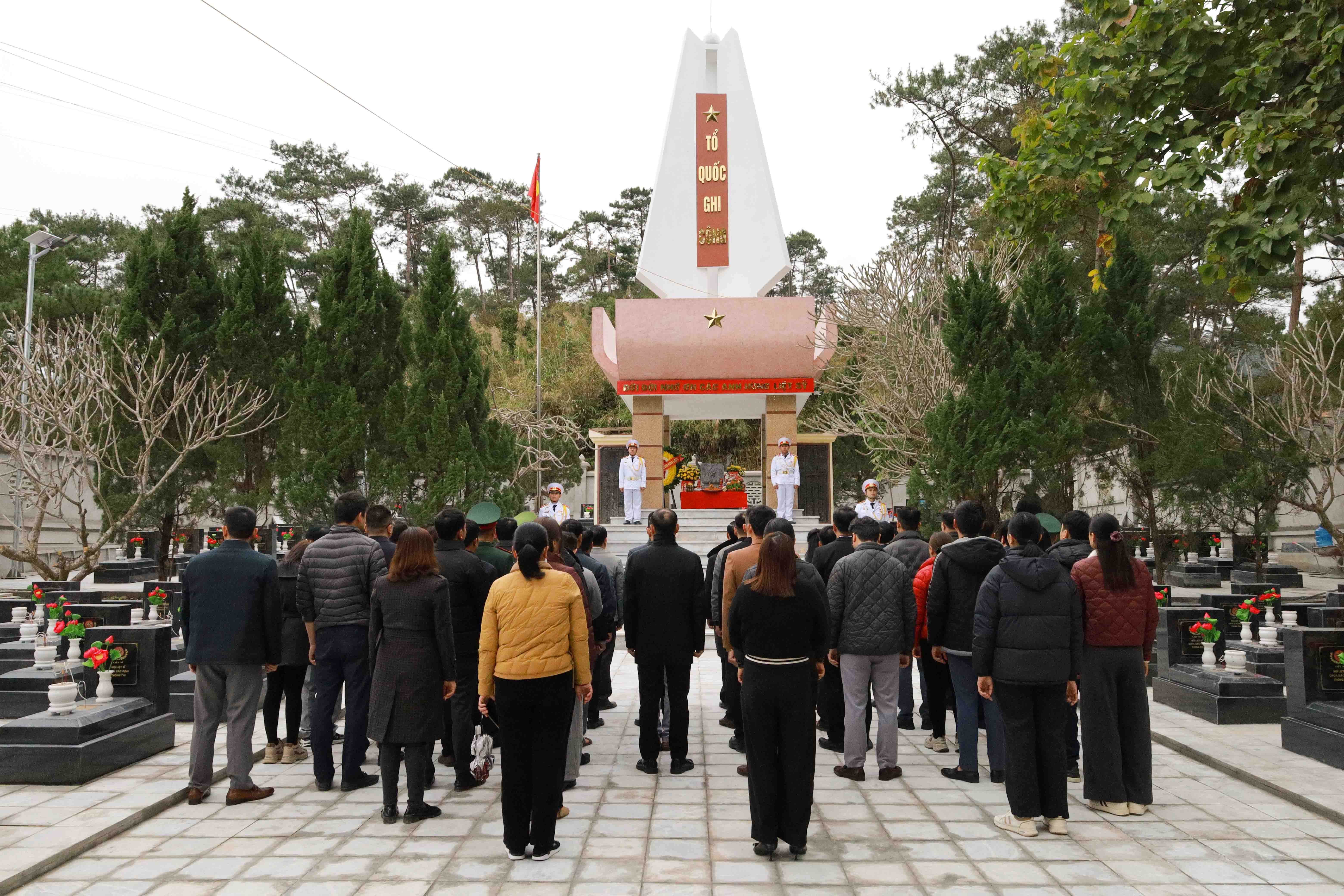 Xã Hoàng Su Phì tổ chức Viếng Nghĩa trang liệt sĩ trước thềm năm mới 2026