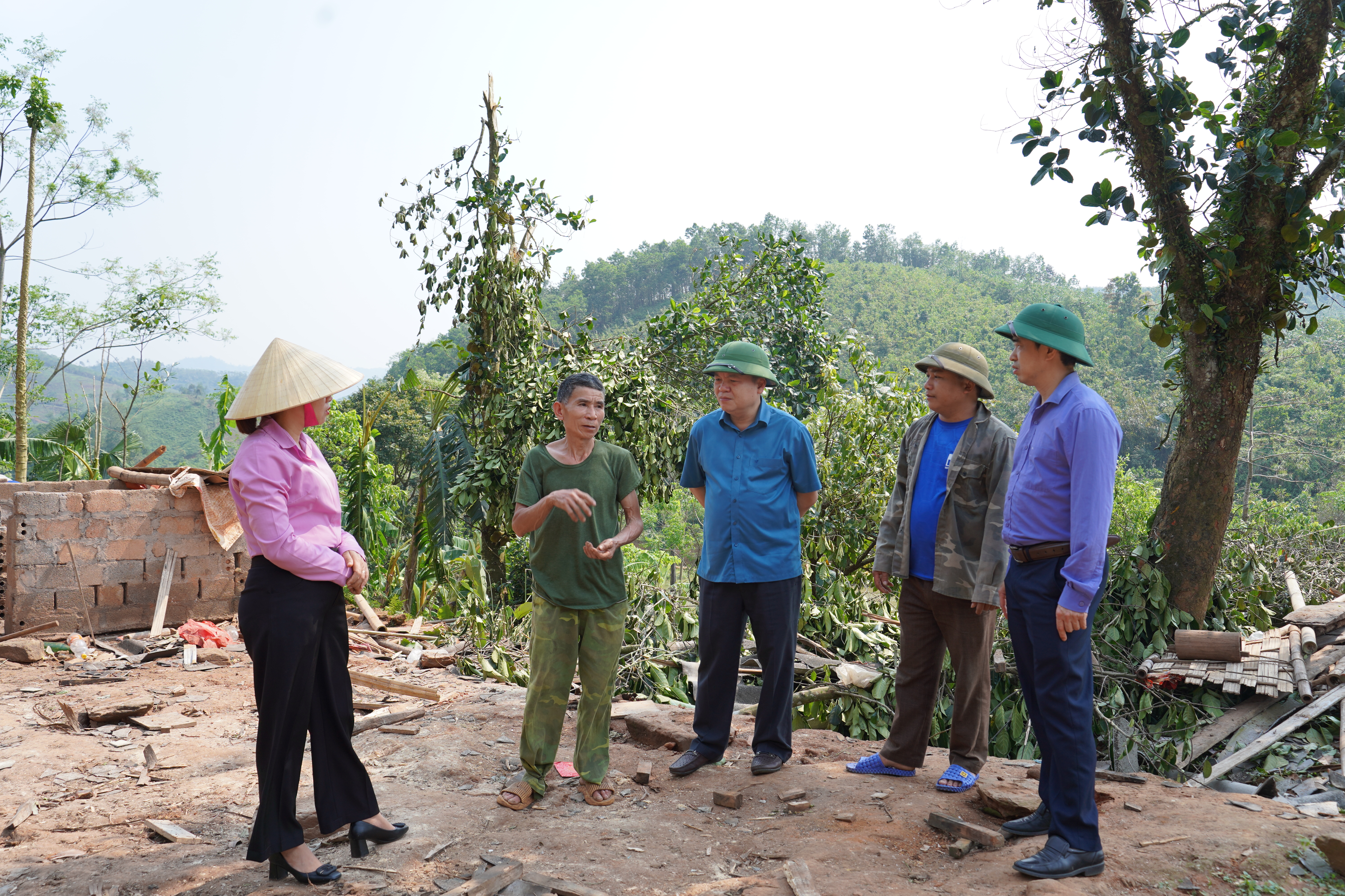 Lãnh đạo xã Linh Hồ kiểm tra, chỉ đạo khắc phục hậu quả thiên tai do gió lốc