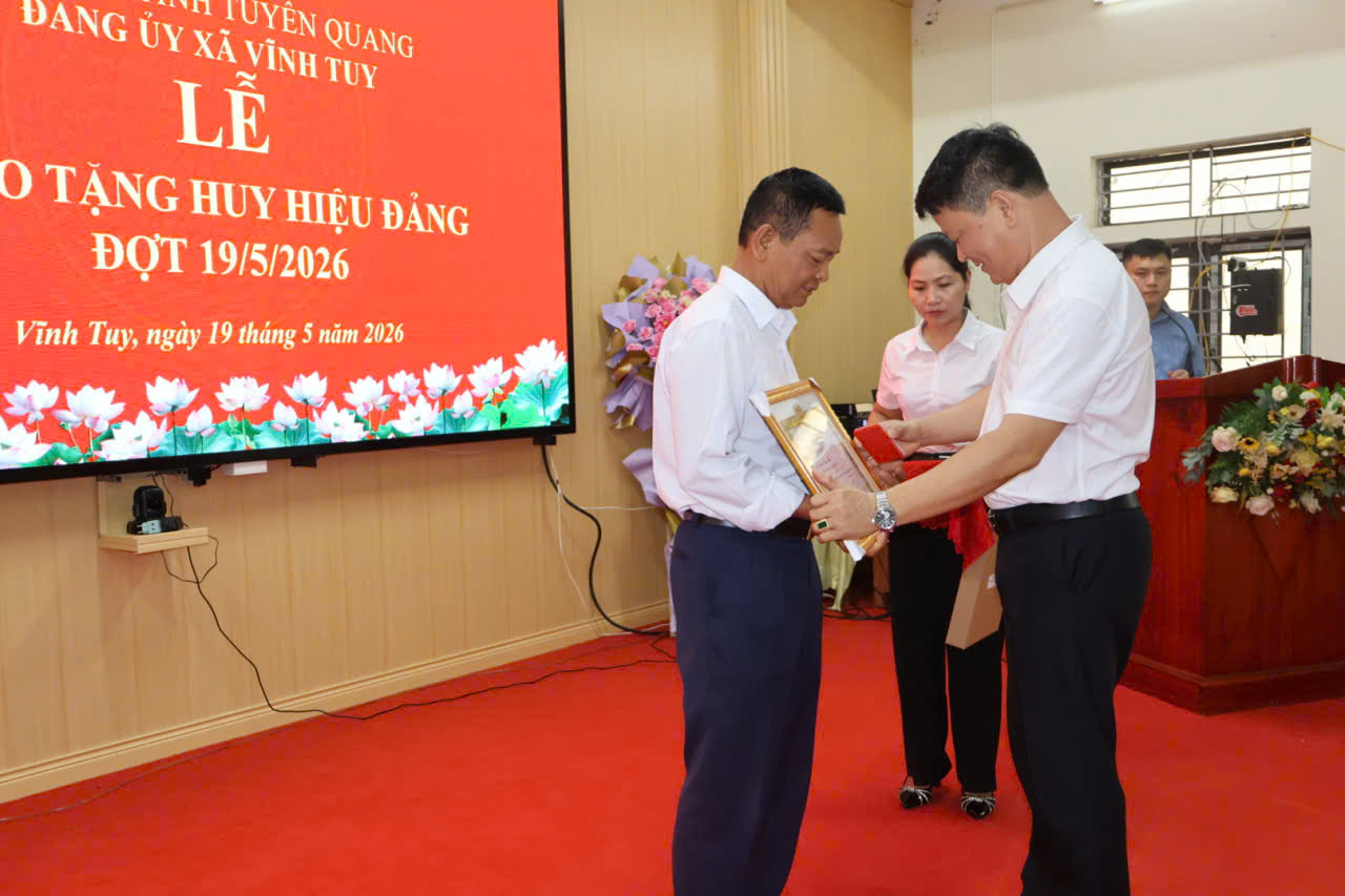 Trao huy hiệu Đảng s H trao.jpg