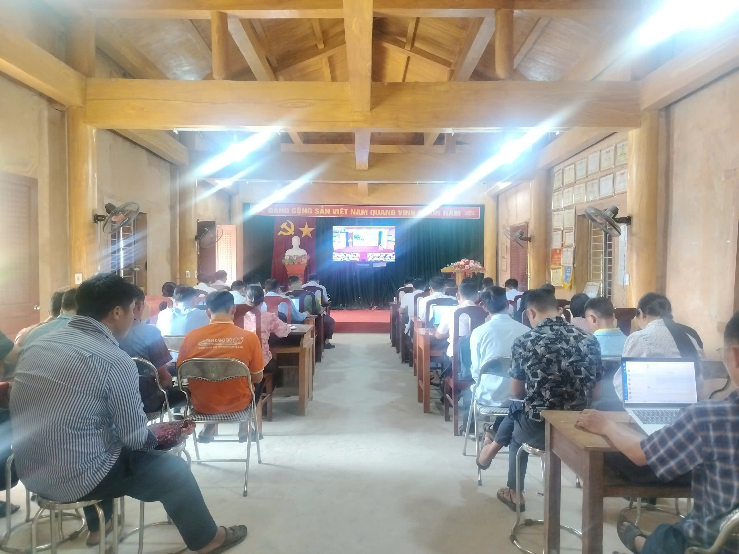 ĐẢNG ỦY XÃ BẢN MÁY THAM DỰ HỘI NGHỊ TRỰC TUYẾN HỌC TẬP, QUÁN TRIỆT, TRIỂN KHAI THỰC HIỆN CÁC NGHỊ QUYẾT CỦA TỈNH ỦY
