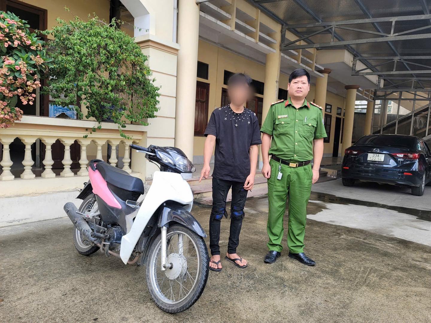 NHANH CHÓNG XÁC MINH, LÀM RÕ NHÓM THANH NIÊN "BỐC ĐẦU" XE MÁY QUAY VIDEO ĐĂNG LÊN MẠNG XÃ HỘI ️