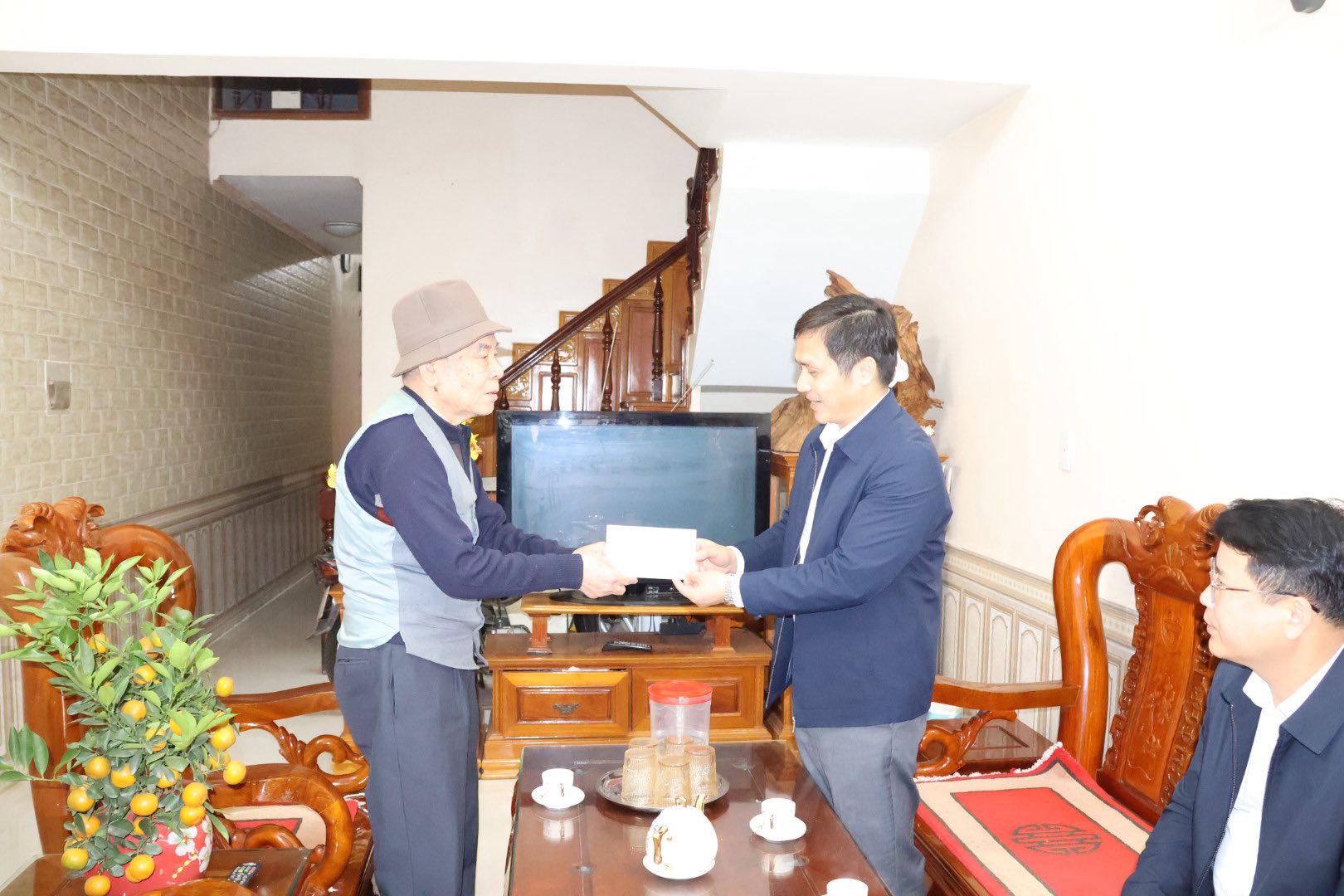 Đồng chí  Hà Minh Mẫn – Phó Bí thư Đảng ủy, Chủ tịch UBND phường Hà Giang 2 thăm, chúc tết các đồng chí nguyên Lãnh đạo thành phố và các phường (Trước sáp nhập)