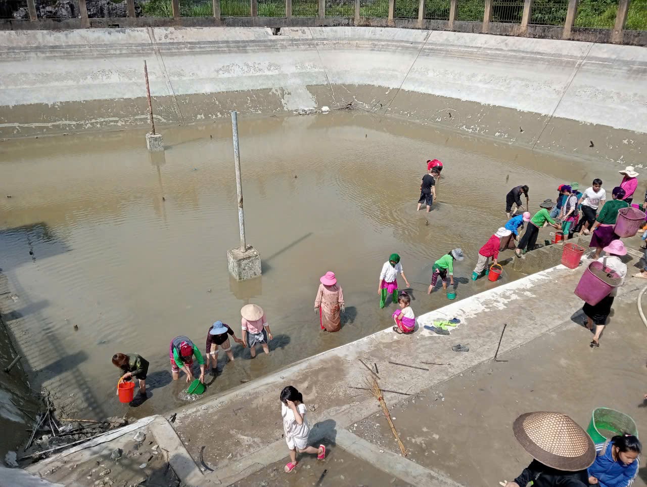 Trường PTDTBT Tiểu học và THCS Hố Quáng Phìn vệ sinh Hồ treo đảm bảo nguồn nước sạch cho bà con nhân dân thôn Chín Trù Ván và nhà trường chuẩn bị cho năm học mới
