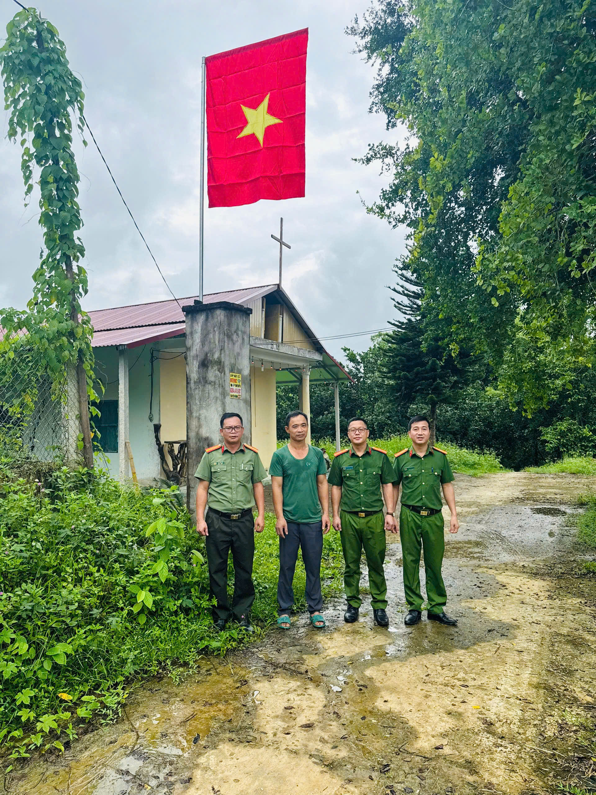 CÔNG AN XÃ HÒA AN TRAO TẶNG CỜ TỔ QUỐC, CỘT CỜ CHO HỌ GIÁO CHẢN NHÂN DỊP QUỐC KHÁNH 2/9