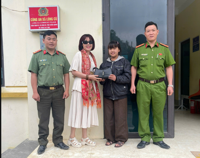 CÔNG AN XÃ LŨNG CÚ KỊP THỜI HỖ TRỢ TÌM KIẾM, TRAO TRẢ TÀI SẢN THẤT LẠC CHO CÔNG DÂN