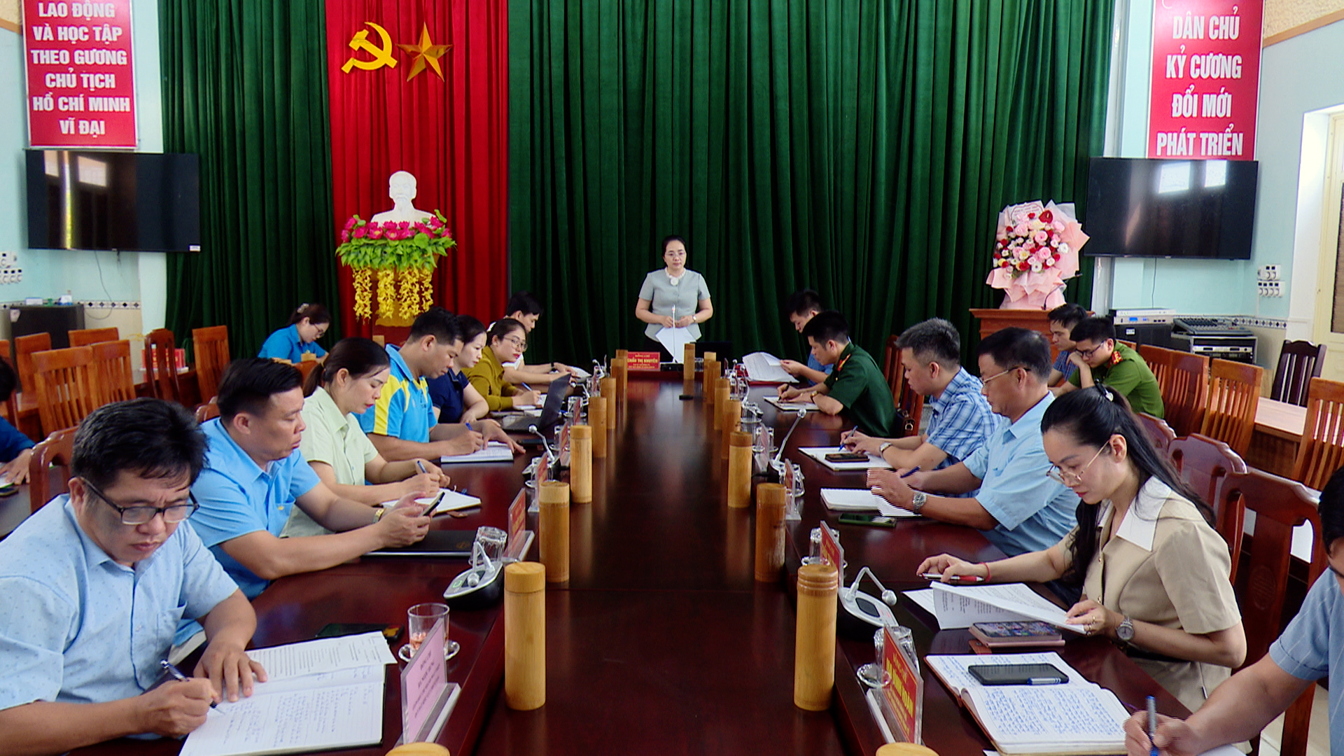 UBND xã Minh Quang họp xem xét, giải quyết các nội dung liên quan đến công tác giải phóng mặt bằng Dự án đường giao thông Minh Quang - Thổ Bình