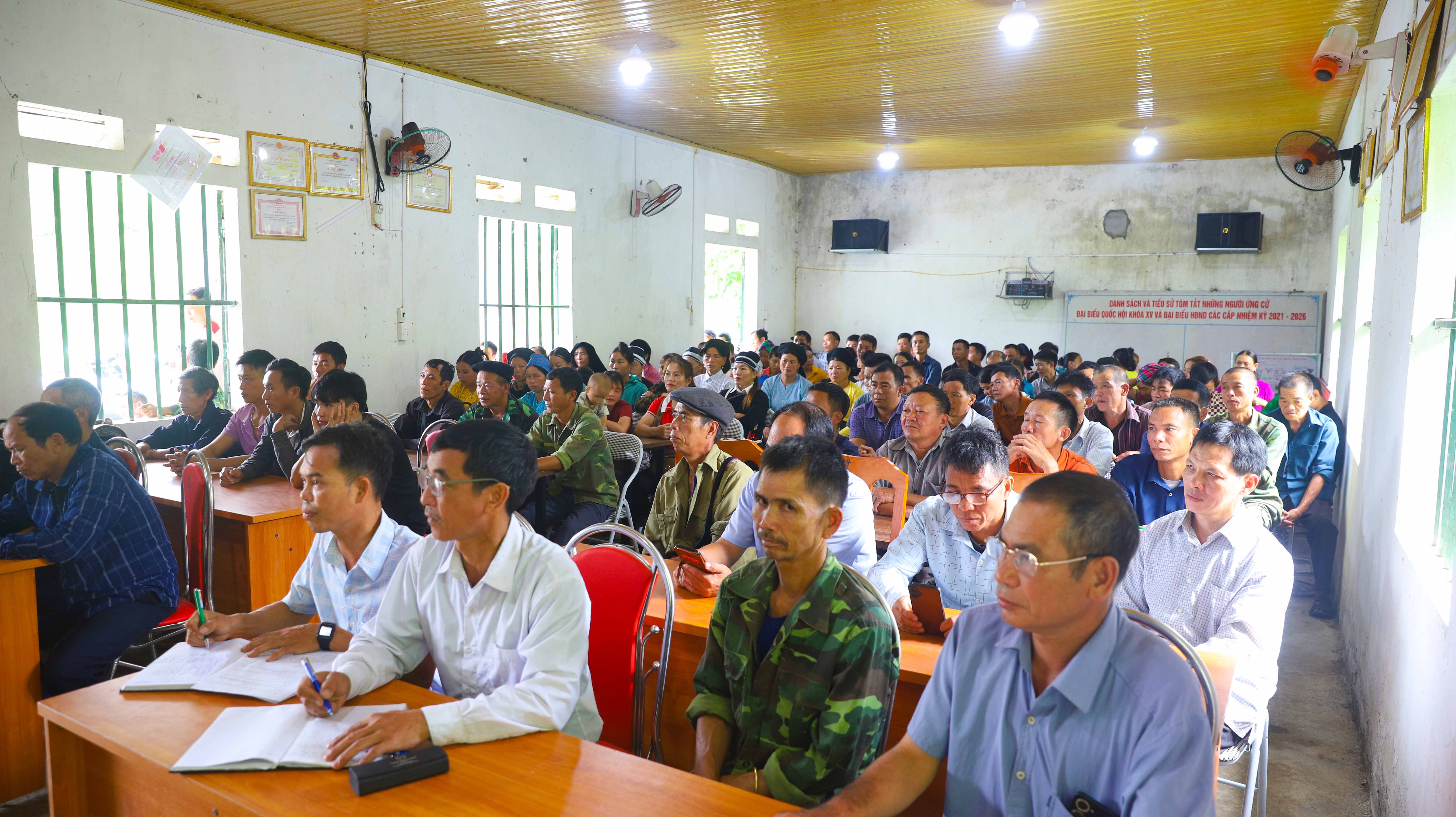 TỔ ĐẠI BIỂU HĐND SỐ 3 TIẾP XÚC CỬ TRI SAU KỲ HỌP THỨ HAI HĐND XÃ HỒ THẦU