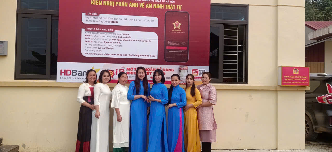 CÔNG AN XÃ BẰNG HÀNH: TRAO TẶNG “ÁO DÀI KẾT NỐI YÊU THƯƠNG”, LAN TỎA GIÁ TRỊ NHÂN VĂN GẮN VỚI THÚC ĐẨY CHUYỂN ĐỔI SỐ