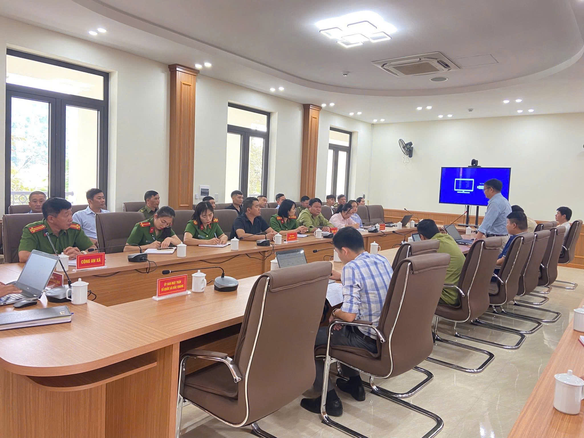 CÔNG AN XÃ BẮC QUANG CHỦ ĐỘNG THAM MƯU TỔ CHỨC HỘI NGHỊ TRIỂN KHAI CHIẾN DỊCH “90 NGÀY LÀM GIÀU, LÀM SẠCH DỮ LIỆU ĐẤT ĐAI”