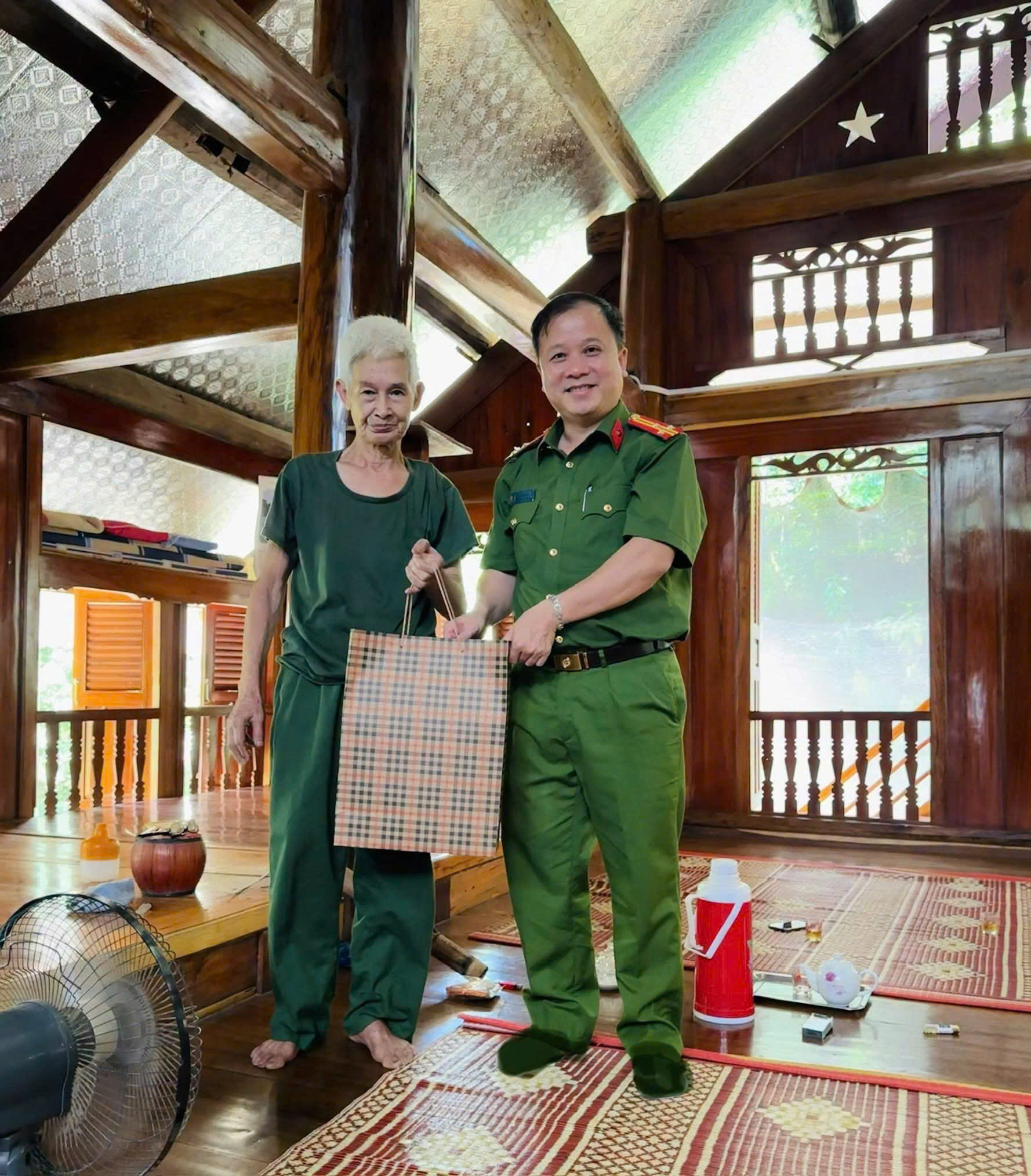 CÔNG AN XÃ LÂM BÌNH THĂM, TẶNG QUÀ NGƯỜI CÓ CÔNG VÀ THÂN NHÂN NGƯỜI CÓ CÔNG NHÂN DỊP 27/7