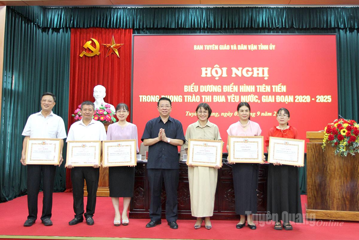 Ban Tuyên giáo và Dân vận Tỉnh ủy biểu dương điển hình tiên tiến trong phong trào thi đua yêu nước