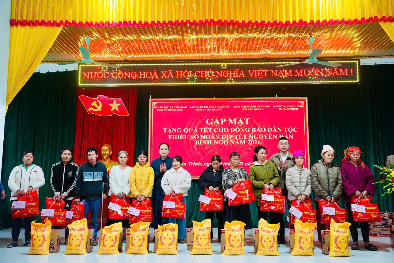 UBND XÃ TÂN TRỊNH TỔ CHỨC GẶP MẶT TẶNG QUÀ CHO CÁC HỘ NGHÈO NHÂN DỊP XUÂN BÍNH NGỌ 2026