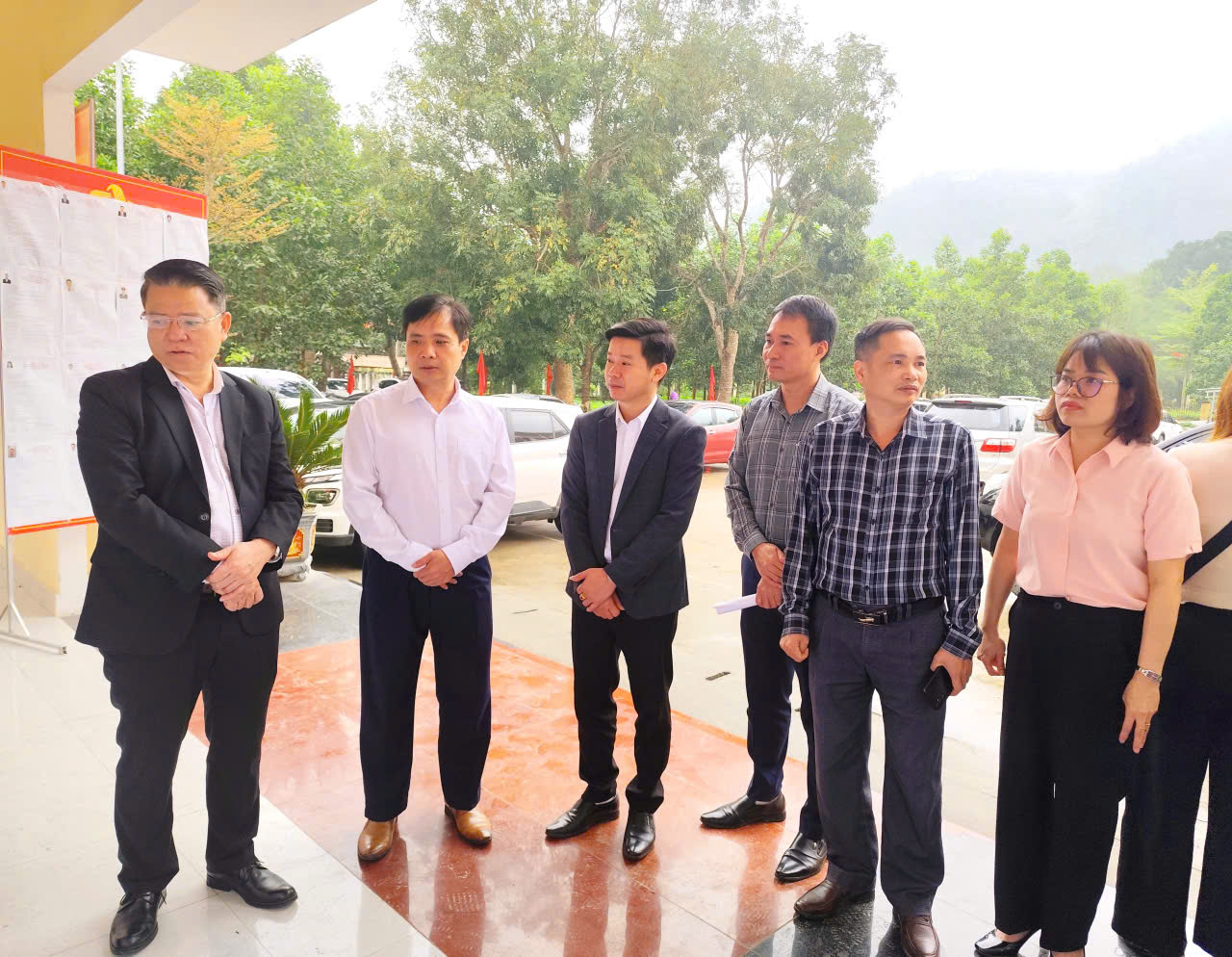 Đồng chí Trần Mạnh Lợi Trưởng ban Tuyên giáo và Dân vận Tỉnh ủy kiểm tra công tác bầu cử tại xã Tân Long.