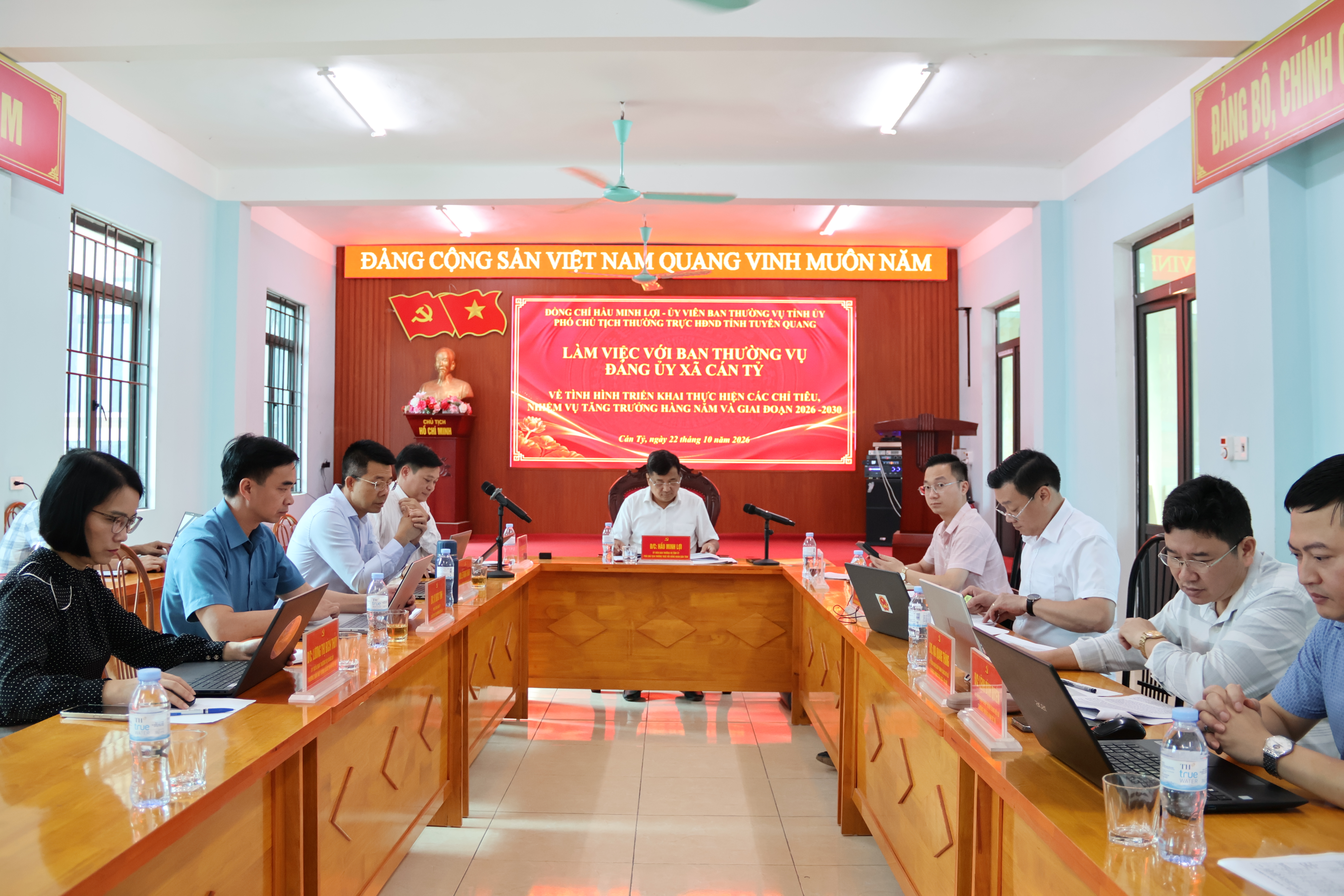 ĐỒNG CHÍ HẦU MINH LỢI LÀM VIỆC VỚI BAN THƯỜNG VỤ ĐẢNG UỶ XÃ CÁN TỶ VỀ THỰC HIỆN CÁC CHỈ TIÊU TĂNG TRƯỞNG GIAI ĐOẠN 2026 -2030